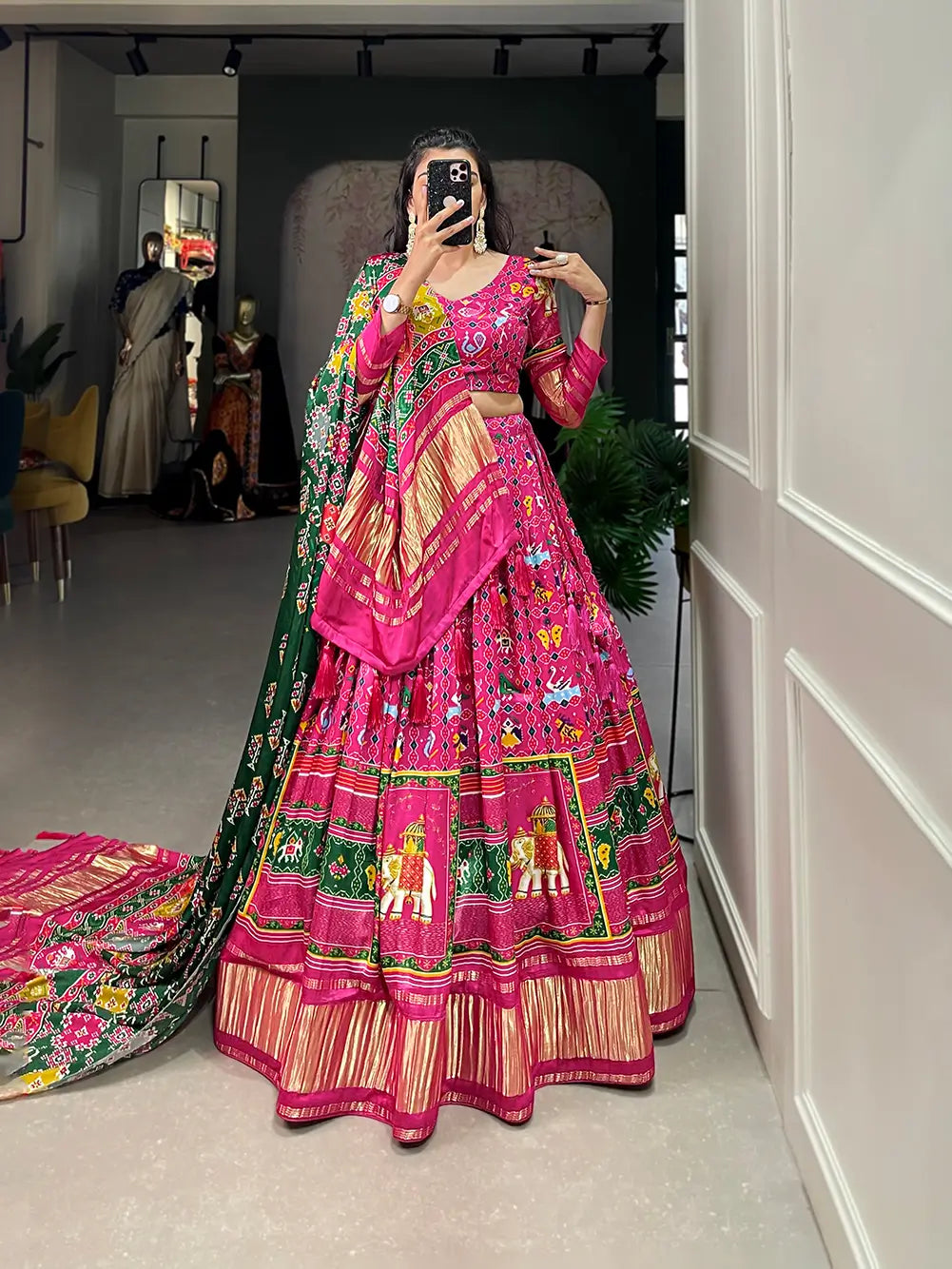 Lehenga choli en soie Gaji imprimée traditionnellement de couleur rose fuchsia