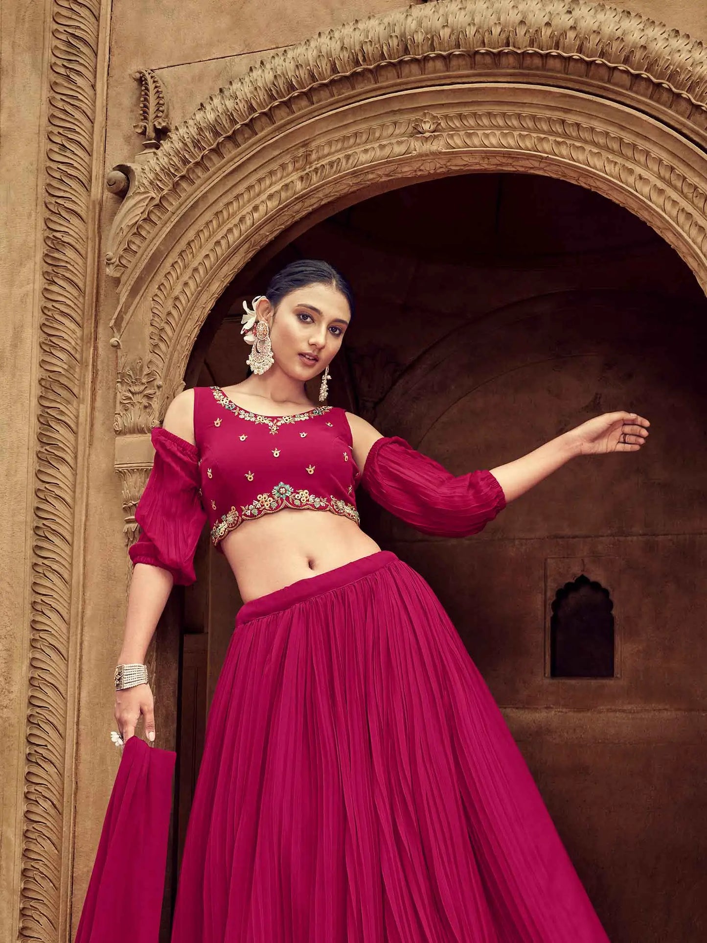 Lehenga Rose Foncé en Georgette avec Broderies Faites Main