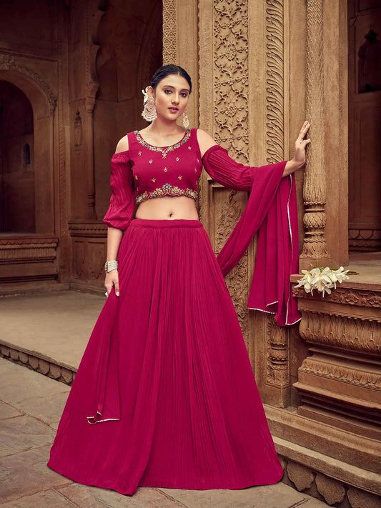 Lehenga Rose Foncé en Georgette avec Broderies Faites Main