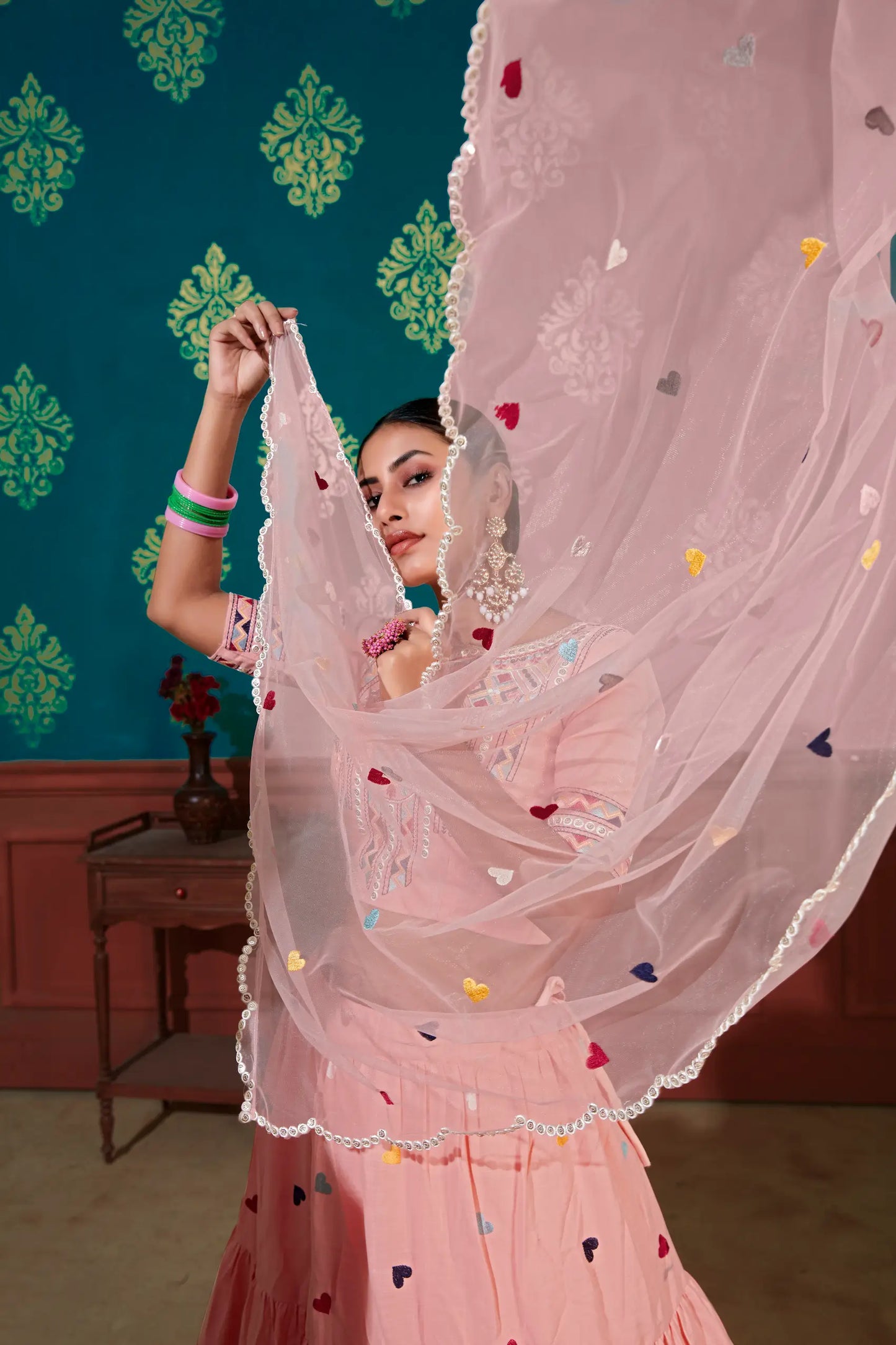 Lehenga Choli en Coton Pêche avec Broderie au Fil et Sequins