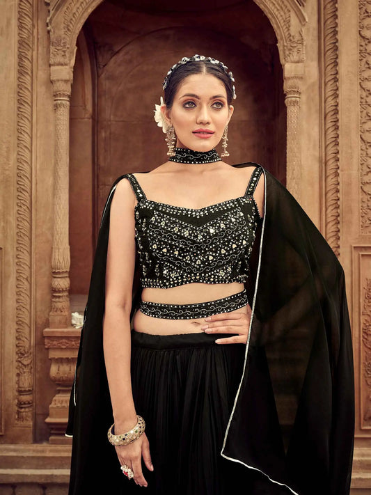 Ensemble Lehenga Choli Noir en Georgette avec Travail Main et Voile
