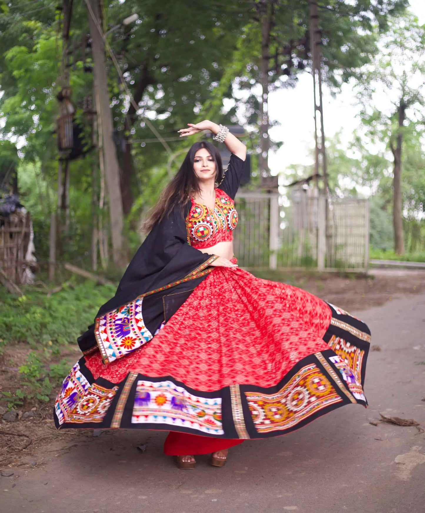 Lehenga Chaniya Choli spécial Navratri rouge et noir à broderie Gamthi