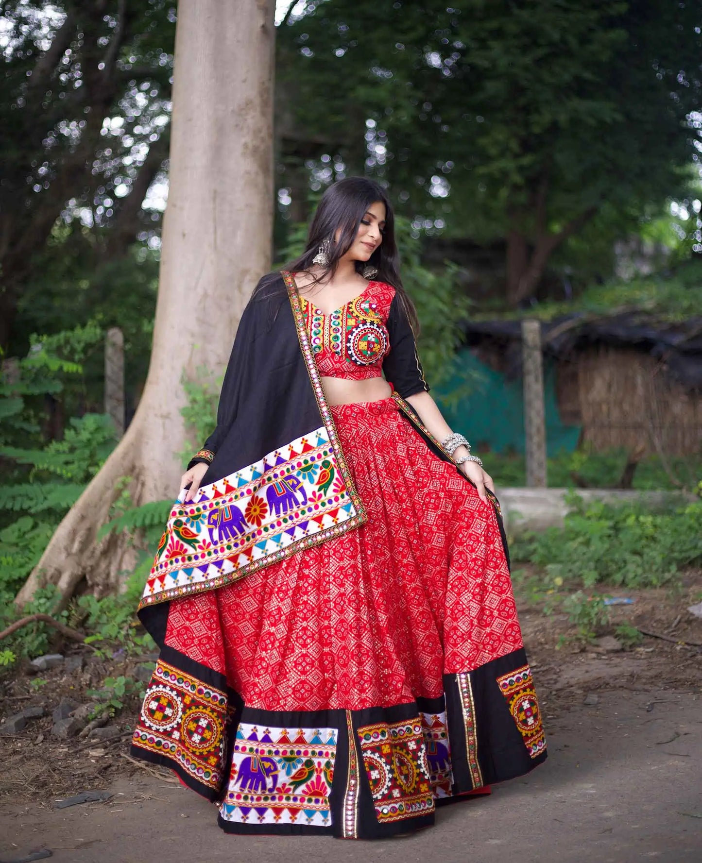 Lehenga Chaniya Choli spécial Navratri rouge et noir à broderie Gamthi