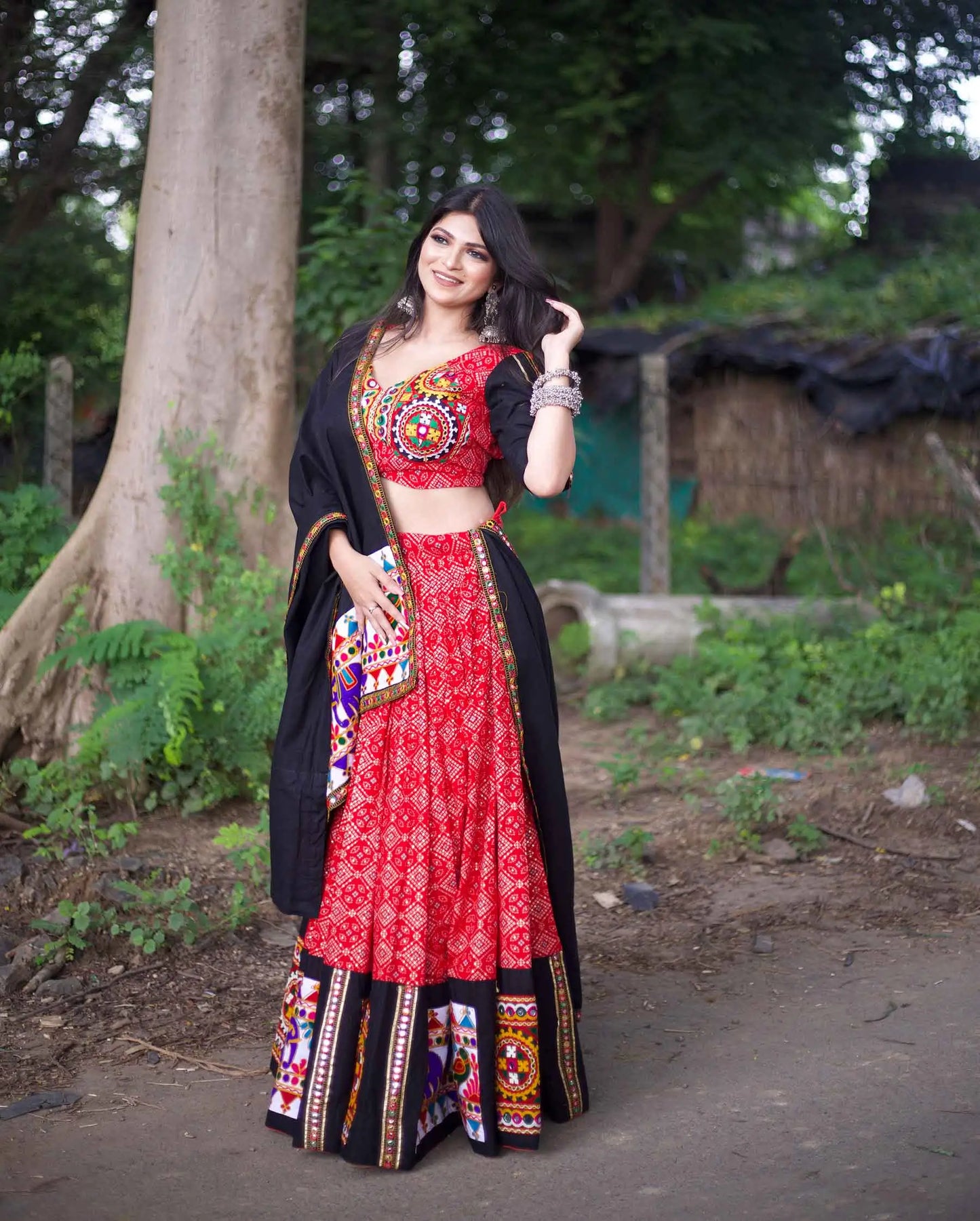 Lehenga Chaniya Choli spécial Navratri rouge et noir à broderie Gamthi