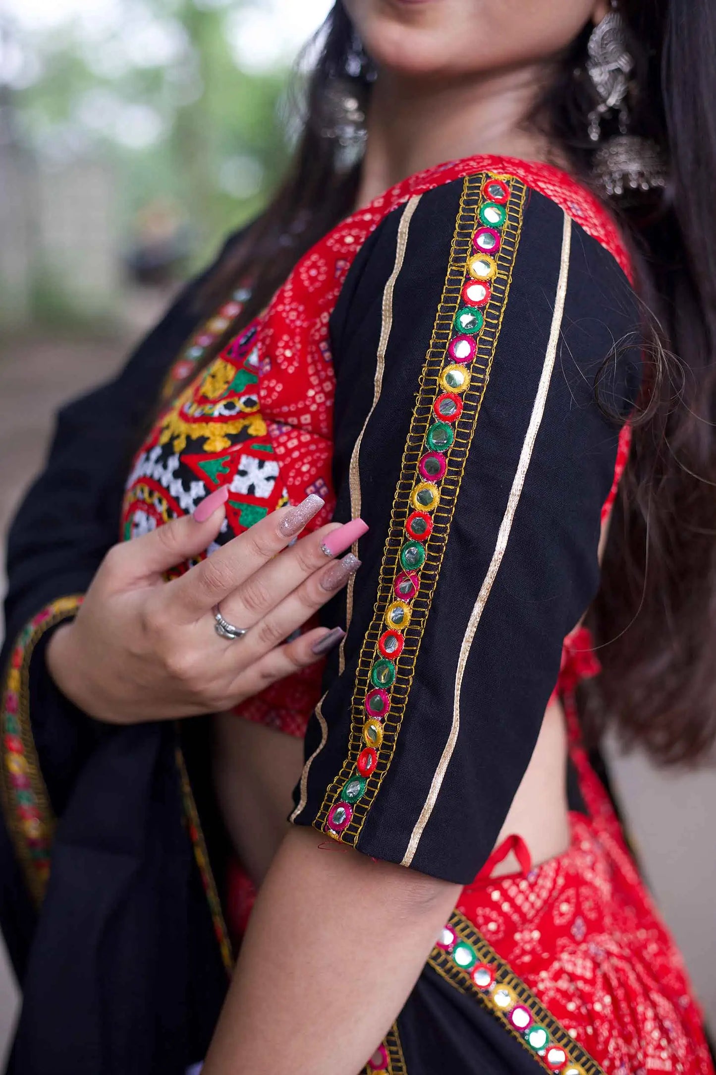 Lehenga Chaniya Choli spécial Navratri rouge et noir à broderie Gamthi