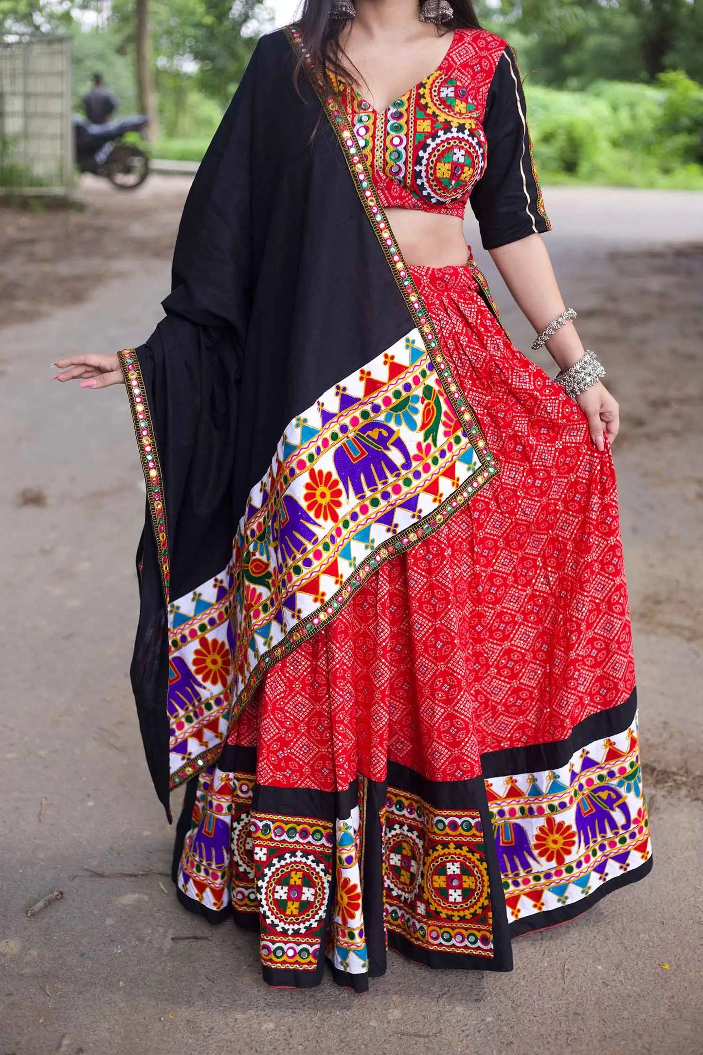 Lehenga Chaniya Choli spécial Navratri rouge et noir à broderie Gamthi