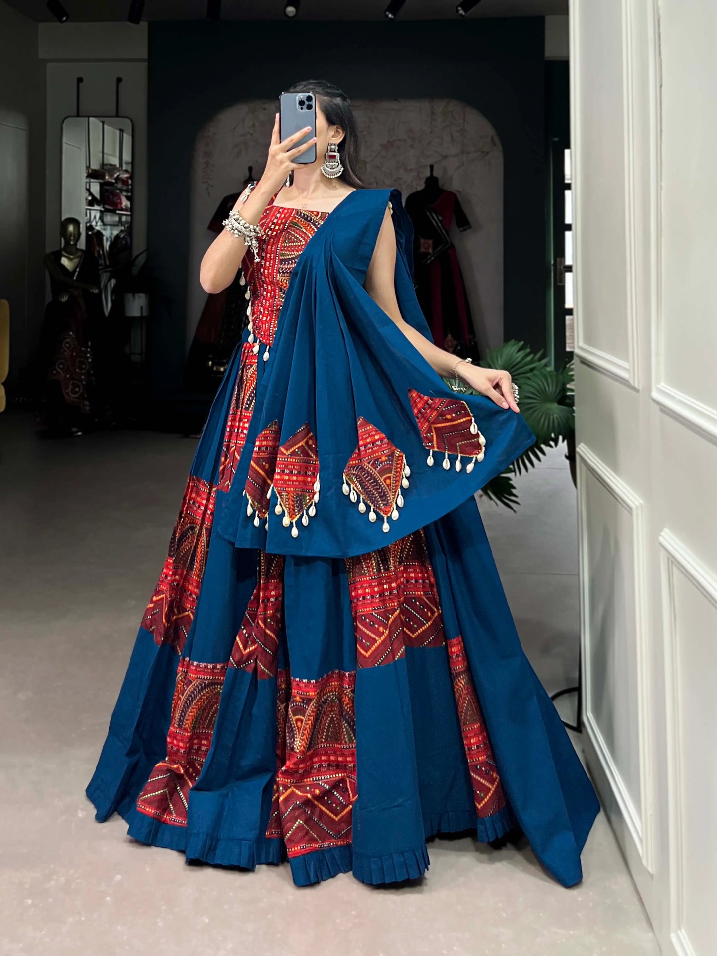 Lehenga choli de Navratri bleu royal avec imprimés rouges et motifs métalliques en coton