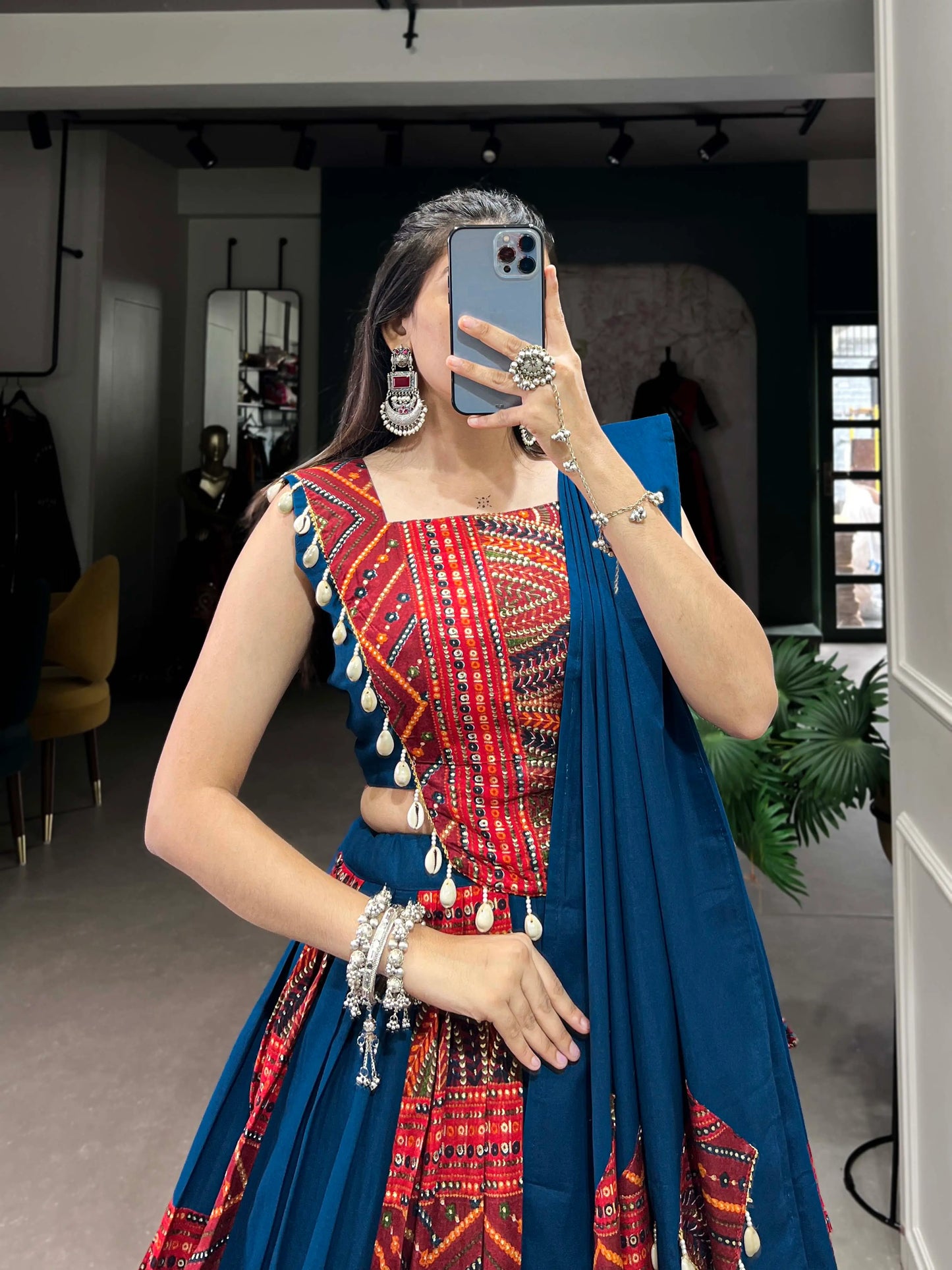 Lehenga choli de Navratri bleu royal avec imprimés rouges et motifs métalliques en coton