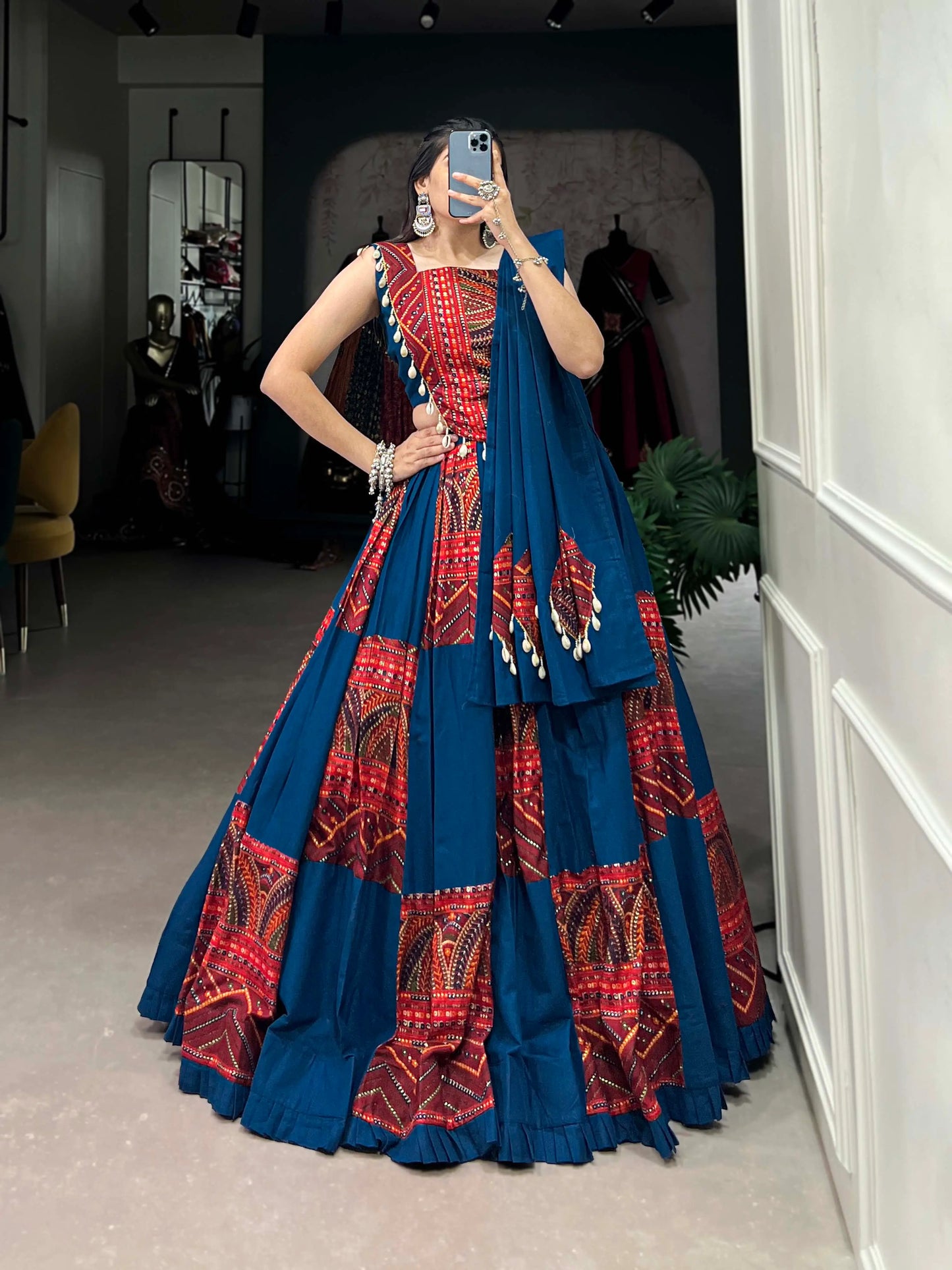 Lehenga choli de Navratri bleu royal avec imprimés rouges et motifs métalliques en coton