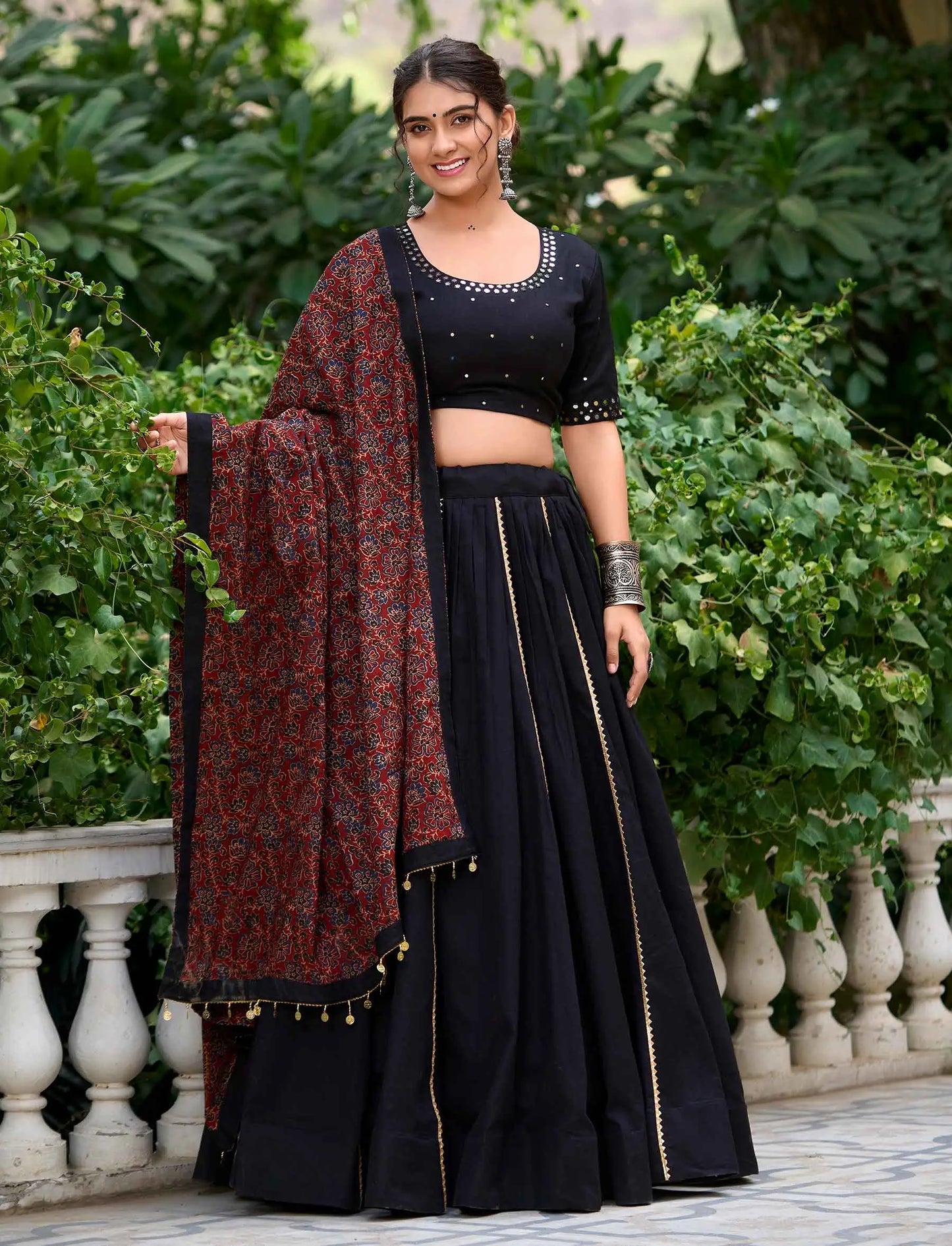 Lehenga choli spécial Navratri avec travail de miroirs noirs splendide en coton et finitions Gota patti