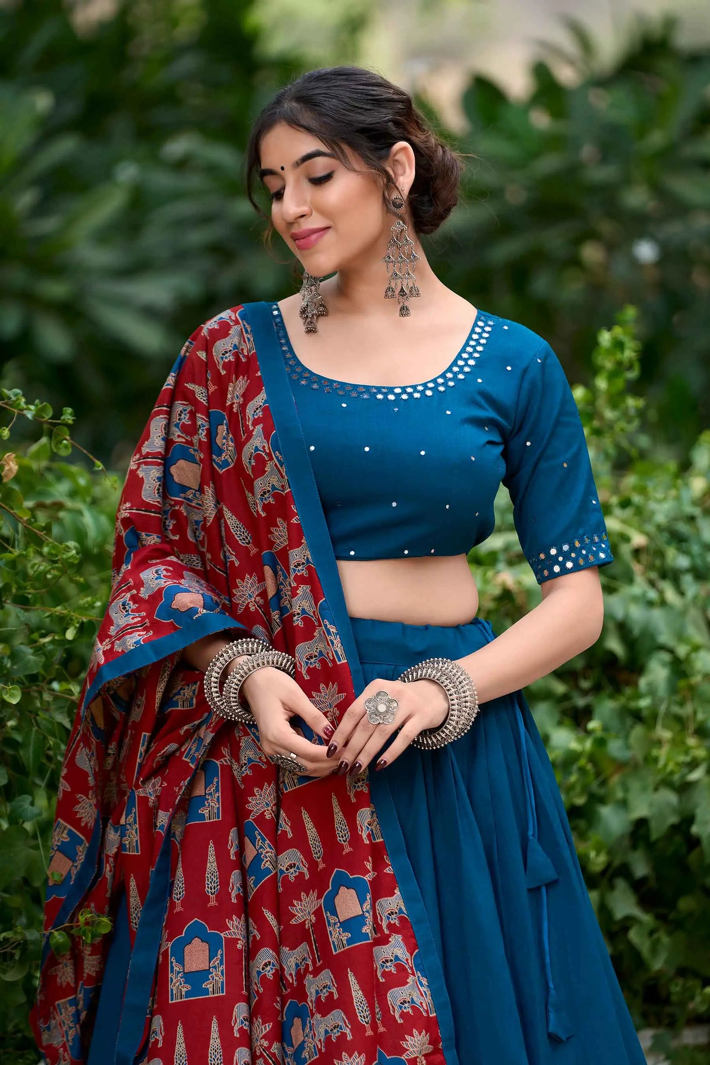 Lehenga choli spécial Navratri avec travail de miroirs bleu canard splendide en coton et finitions Gota patti
