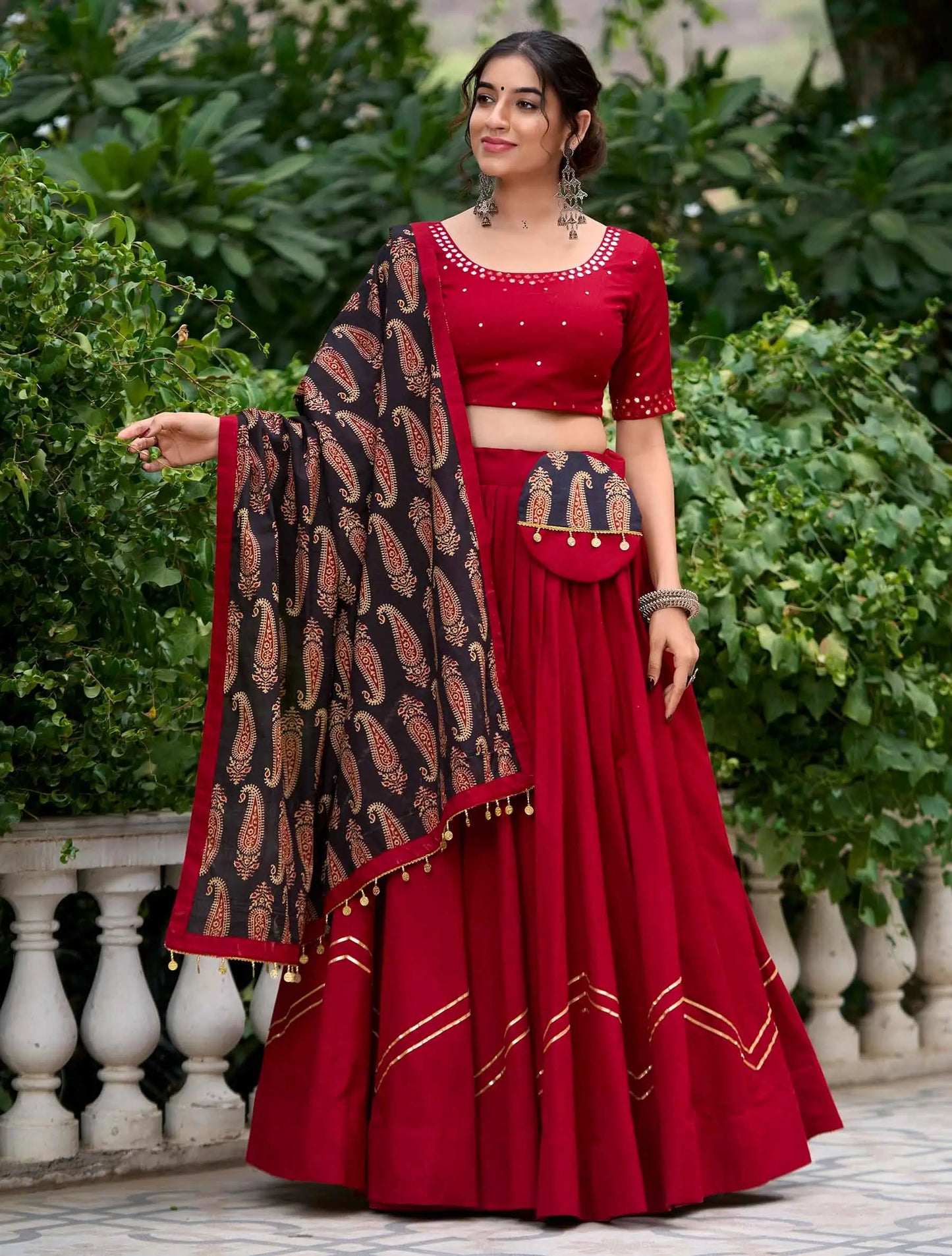 Lehenga choli spécial Navratri avec travail de miroirs rouge bordeaux splendide en coton et finitions Gota patti