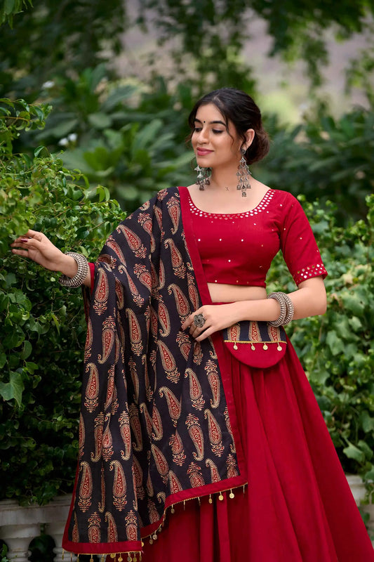 Lehenga choli spécial Navratri avec travail de miroirs rouge bordeaux splendide en coton et finitions Gota patti