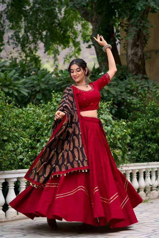 Lehenga choli spécial Navratri avec travail de miroirs rouge bordeaux splendide en coton et finitions Gota patti