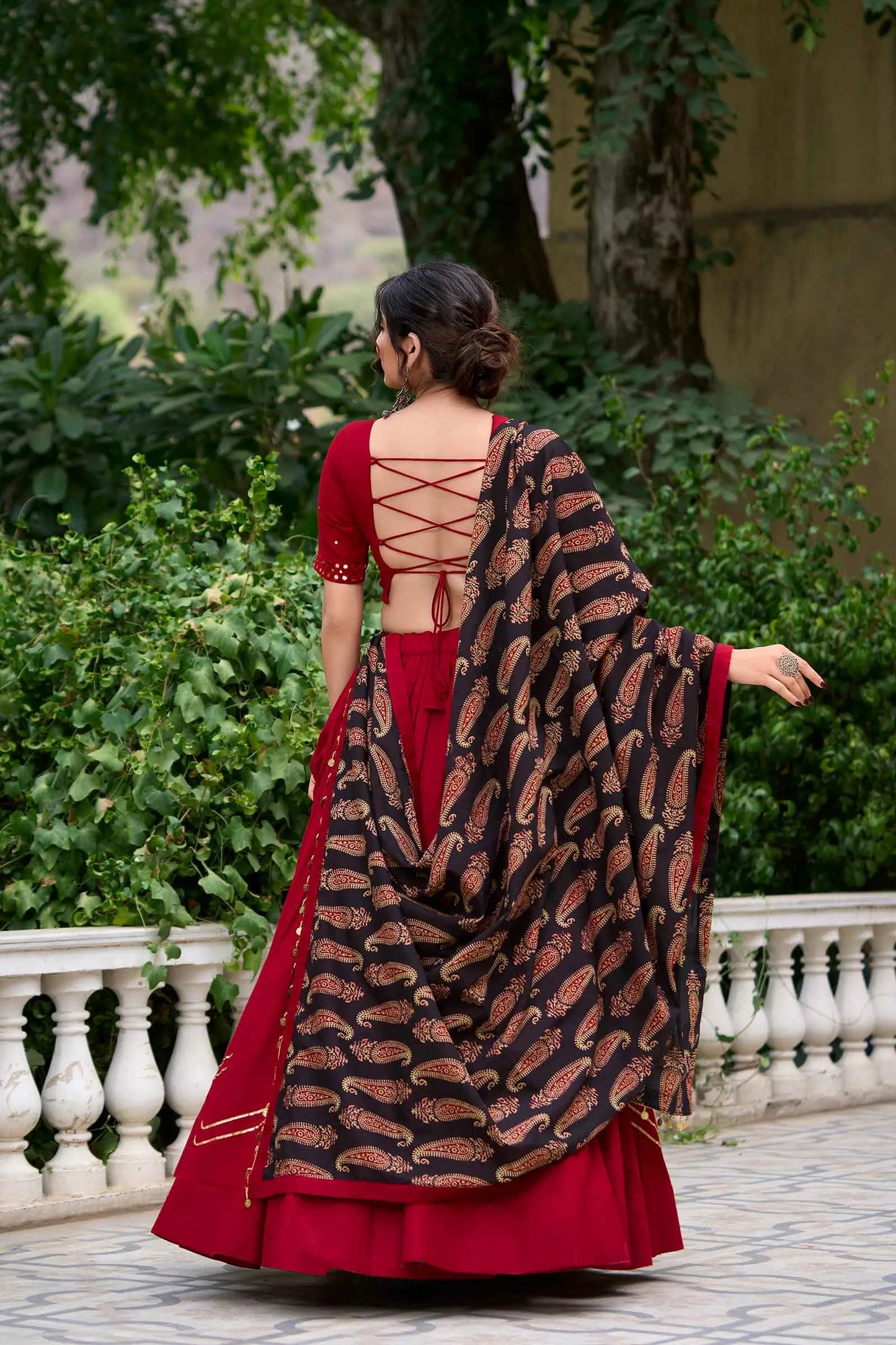 Lehenga choli spécial Navratri avec travail de miroirs rouge bordeaux splendide en coton et finitions Gota patti