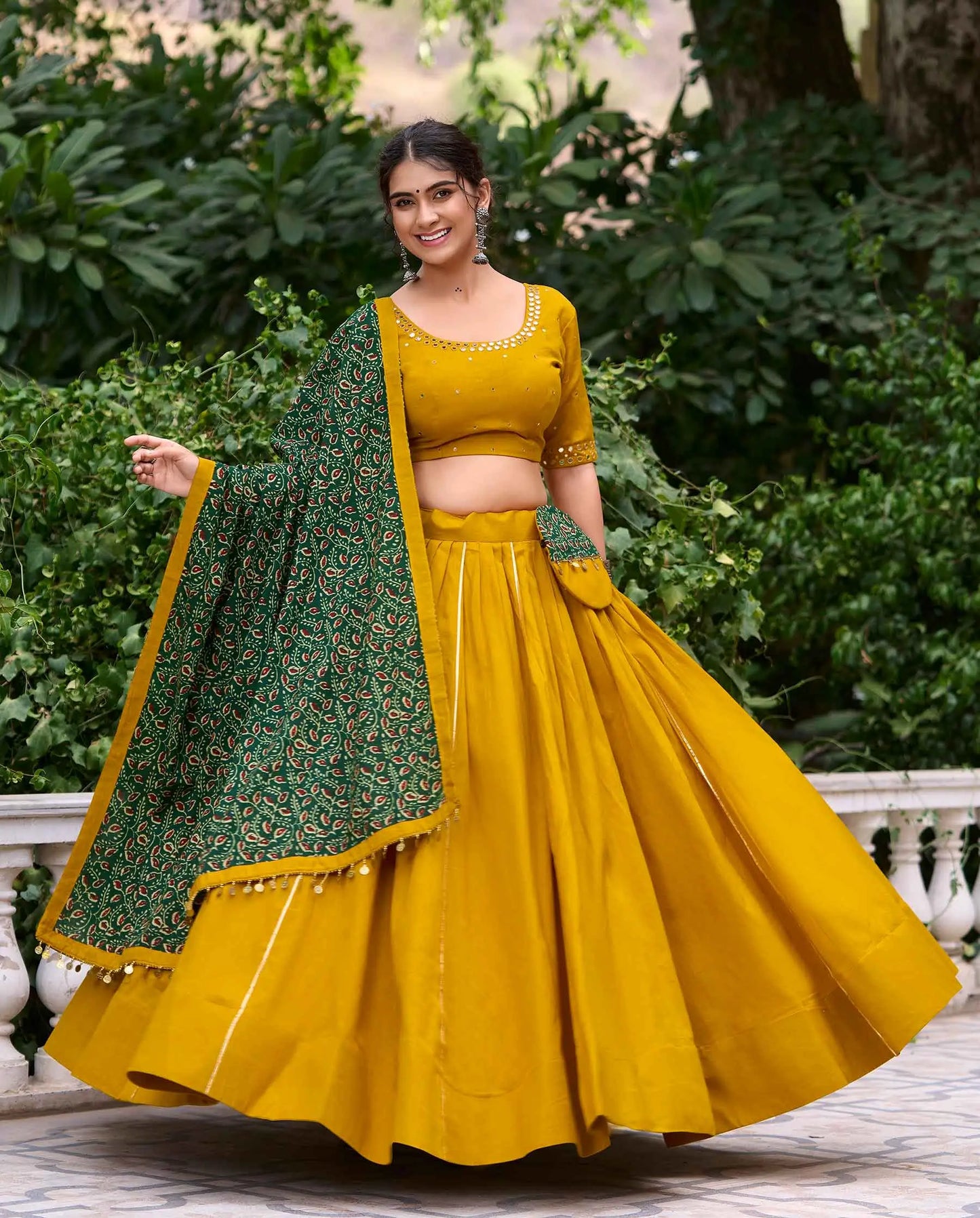 Lehenga choli spécial Navratri avec travail de miroirs jaune et vert splendide en coton et finitions Gota patti