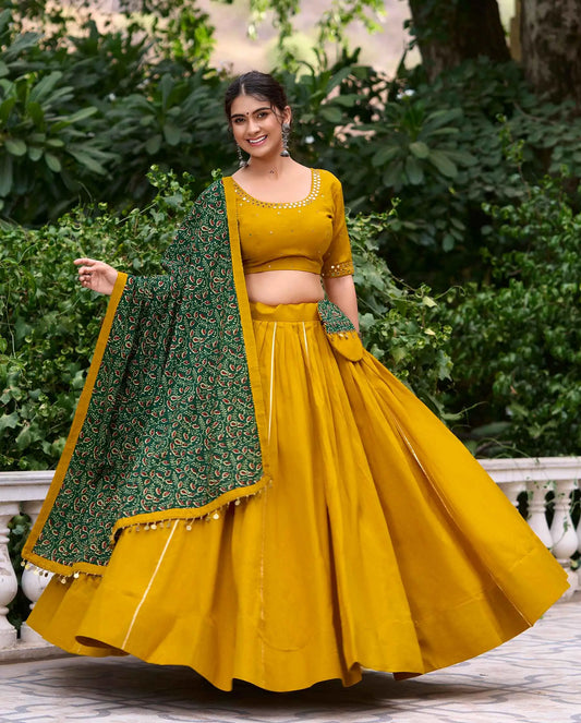 Lehenga choli spécial Navratri avec travail de miroirs jaune et vert splendide en coton et finitions Gota patti