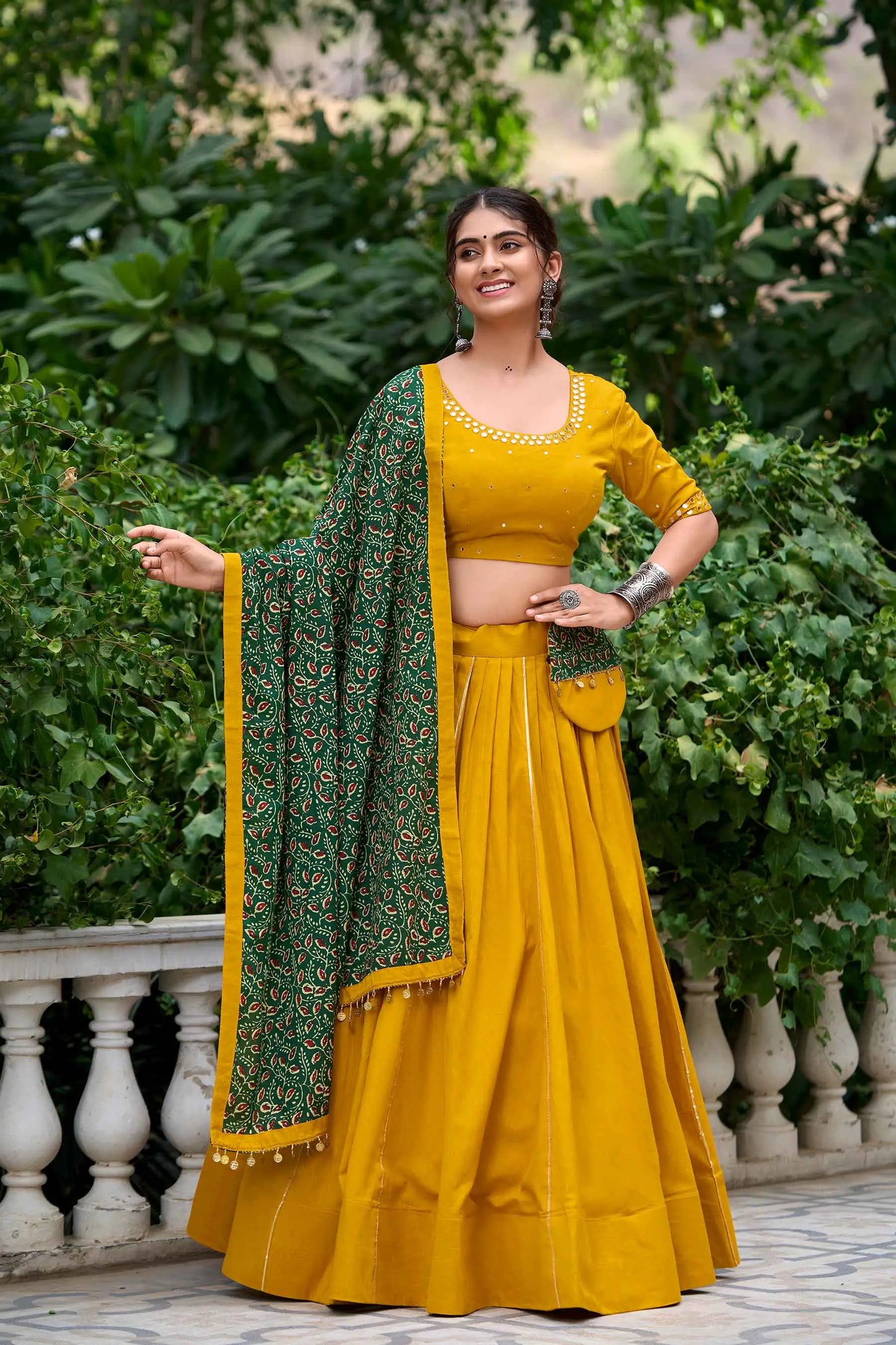 Lehenga choli spécial Navratri avec travail de miroirs jaune et vert splendide en coton et finitions Gota patti