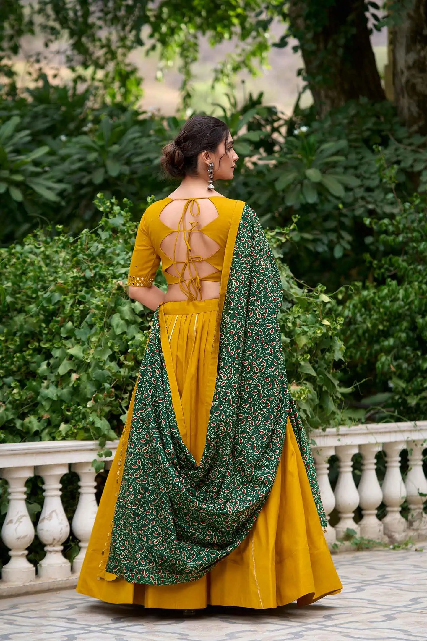 Lehenga choli spécial Navratri avec travail de miroirs jaune et vert splendide en coton et finitions Gota patti