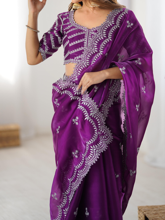 Sari de fête violet scintillant avec broderies et sequins