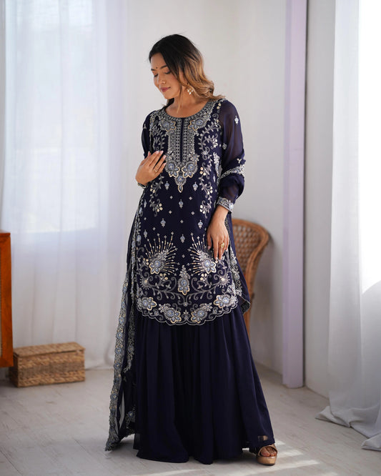 Ensemble Sharara bleu foncé avec broderies, sequins en faux georgette