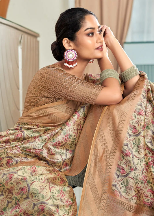 Sari en soie tissée à la main rose-beige avec imprimé floral numérique et large bordure zari