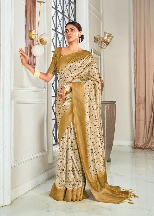 Sari en soie tissée à la main de couleur crème et dorée avec impression numérique à pois et bordure en zari large