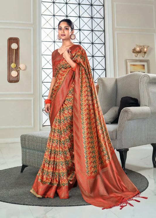 Sari en soie tissée à la main orange-rouge avec impression numérique et bordure large en zari