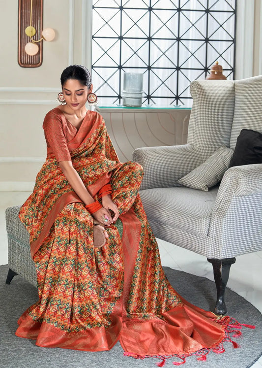 Sari en soie tissée à la main orange-rouge avec impression numérique et bordure large en zari