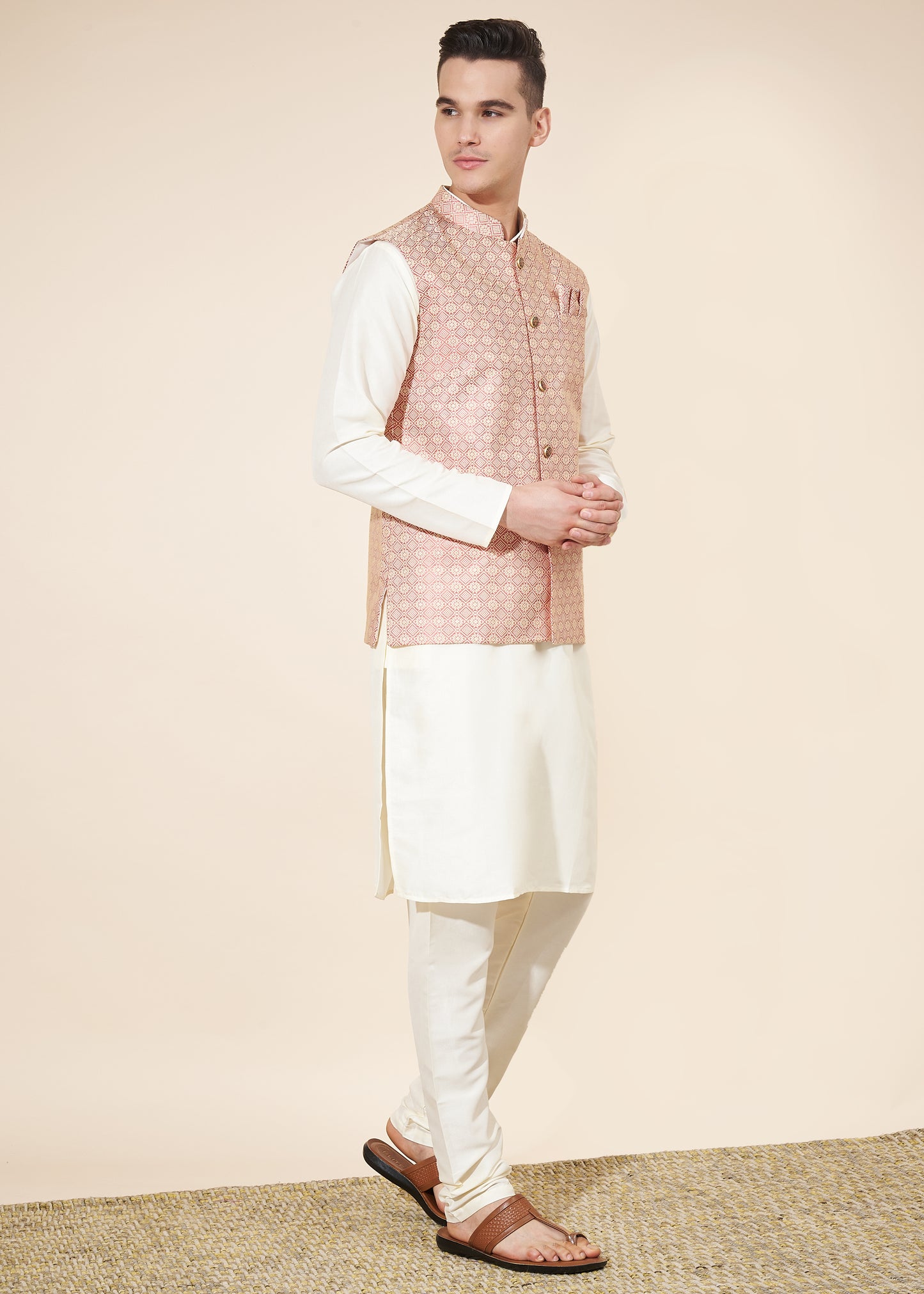 Ensemble Kurta tendance blanc avec Veste Koti rose clair en jacquard COLLECTION AYAAN