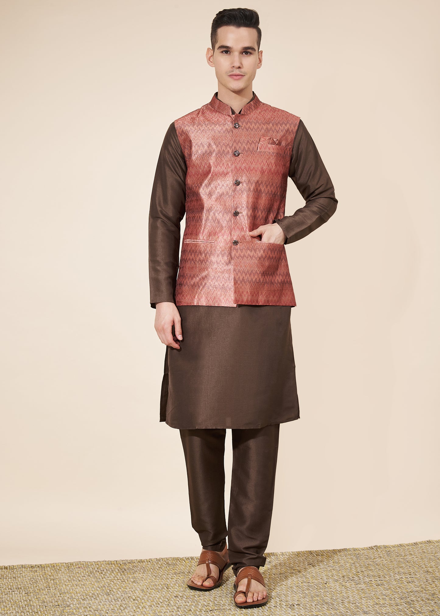 Ensemble Kurta tendance marron chocolat avec Veste Koti rouge cerise en jacquard COLLECTION AYAAN
