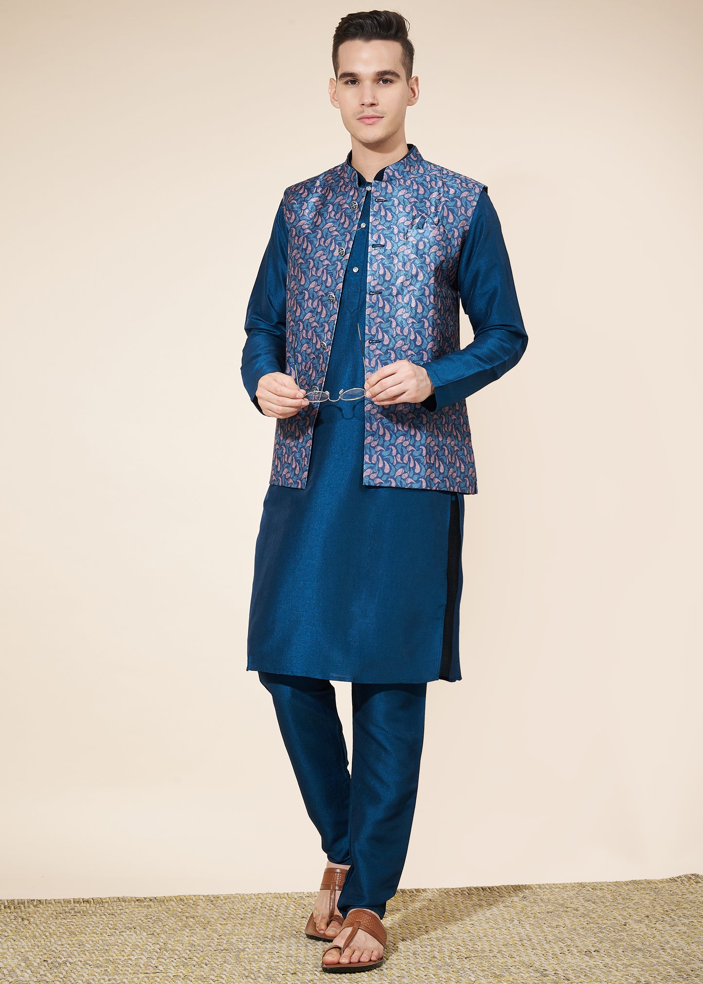 Ensemble Kurta tendance bleu foncé avec Veste Koti bleue avec motifs en jacquard COLLECTION AYAAN