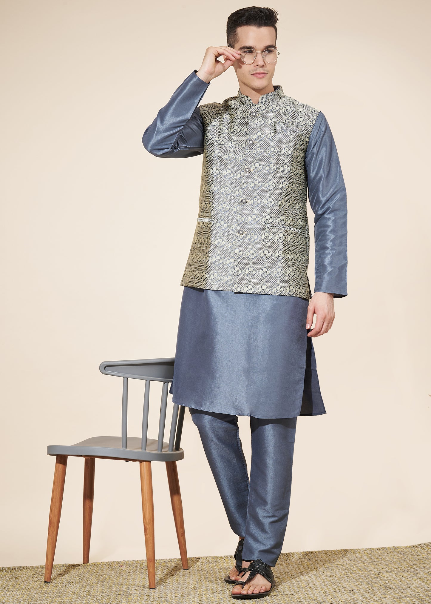 Ensemble Kurta tendance bleu gris avec Veste Koti à motifs en jacquard COLLECTION AYAAN