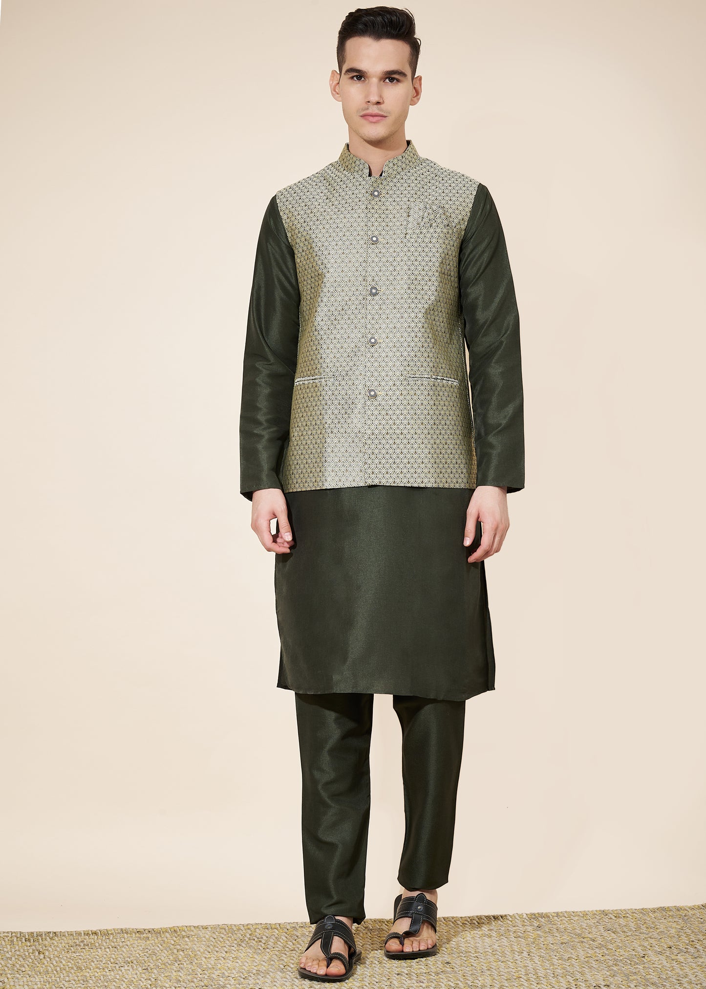 Ensemble Kurta tendance vert olive avec Veste Koti à motifs en jacquard COLLECTION AYAAN