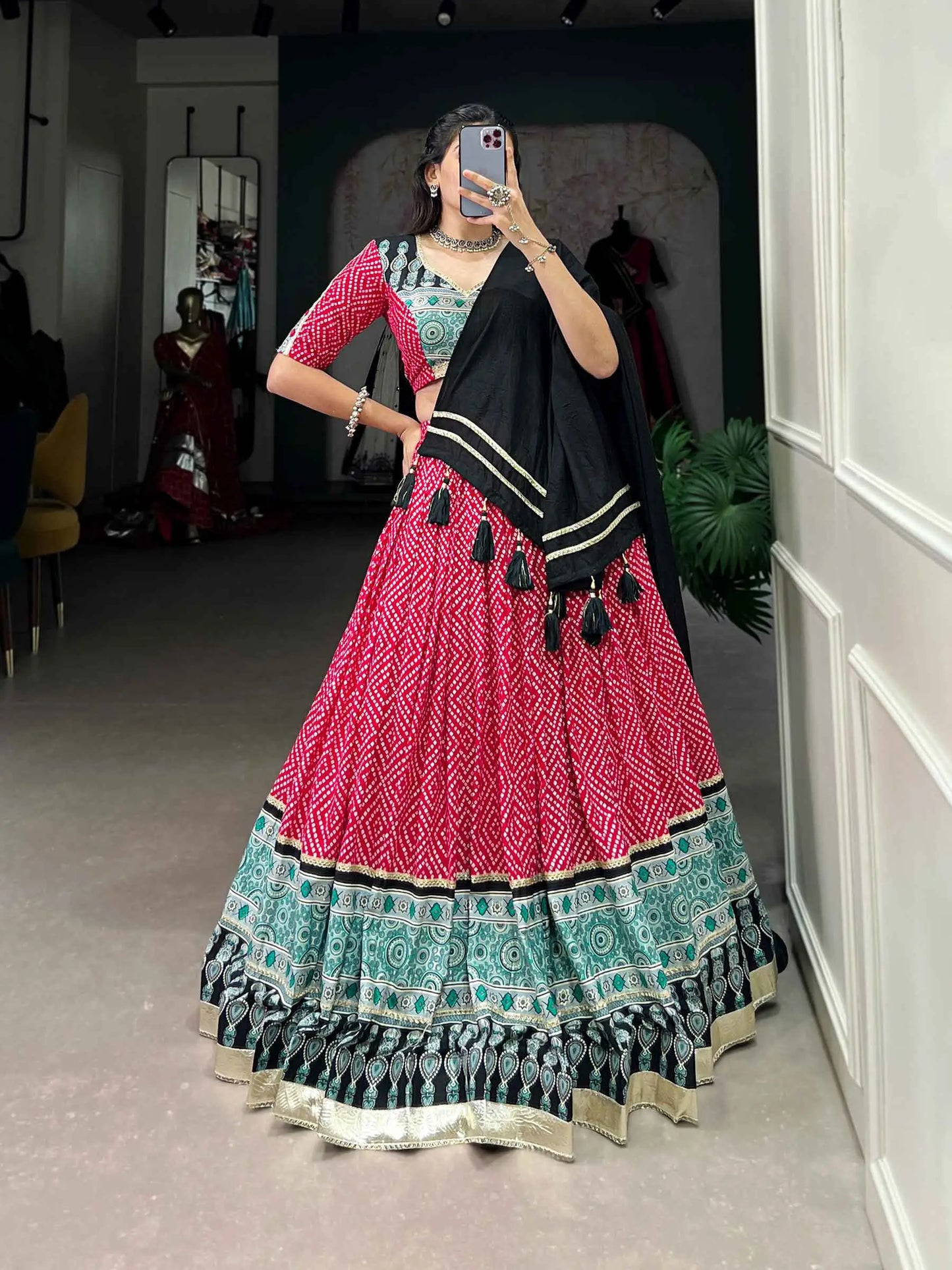 Lehenga choli spécial Navratri en rouge doux imprimé bandhej et ajarakh en coton et rayon