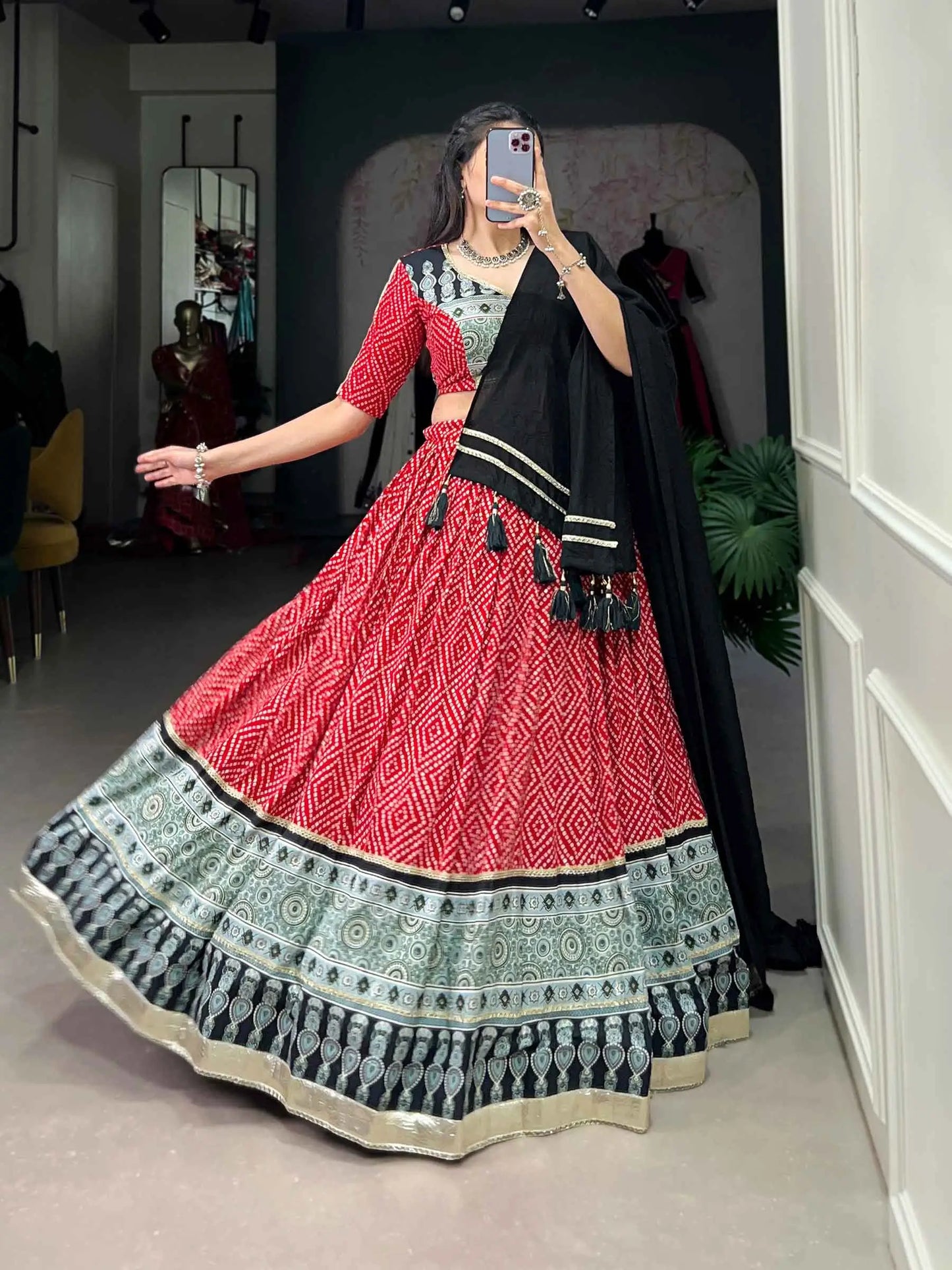 Lehenga choli spécial Navratri en rouge doux imprimé bandhej et ajarakh en coton et rayon