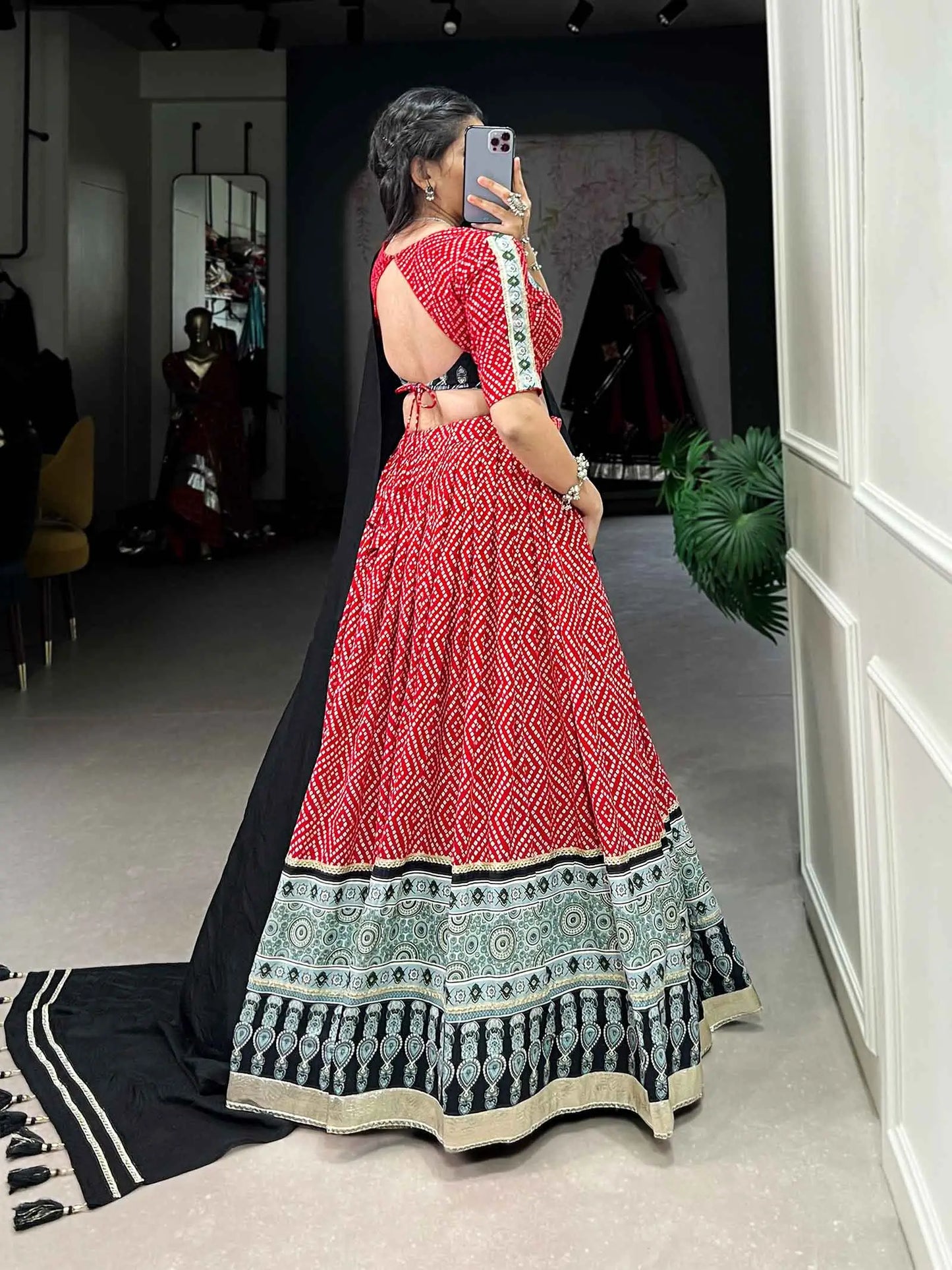Lehenga choli spécial Navratri en rouge doux imprimé bandhej et ajarakh en coton et rayon