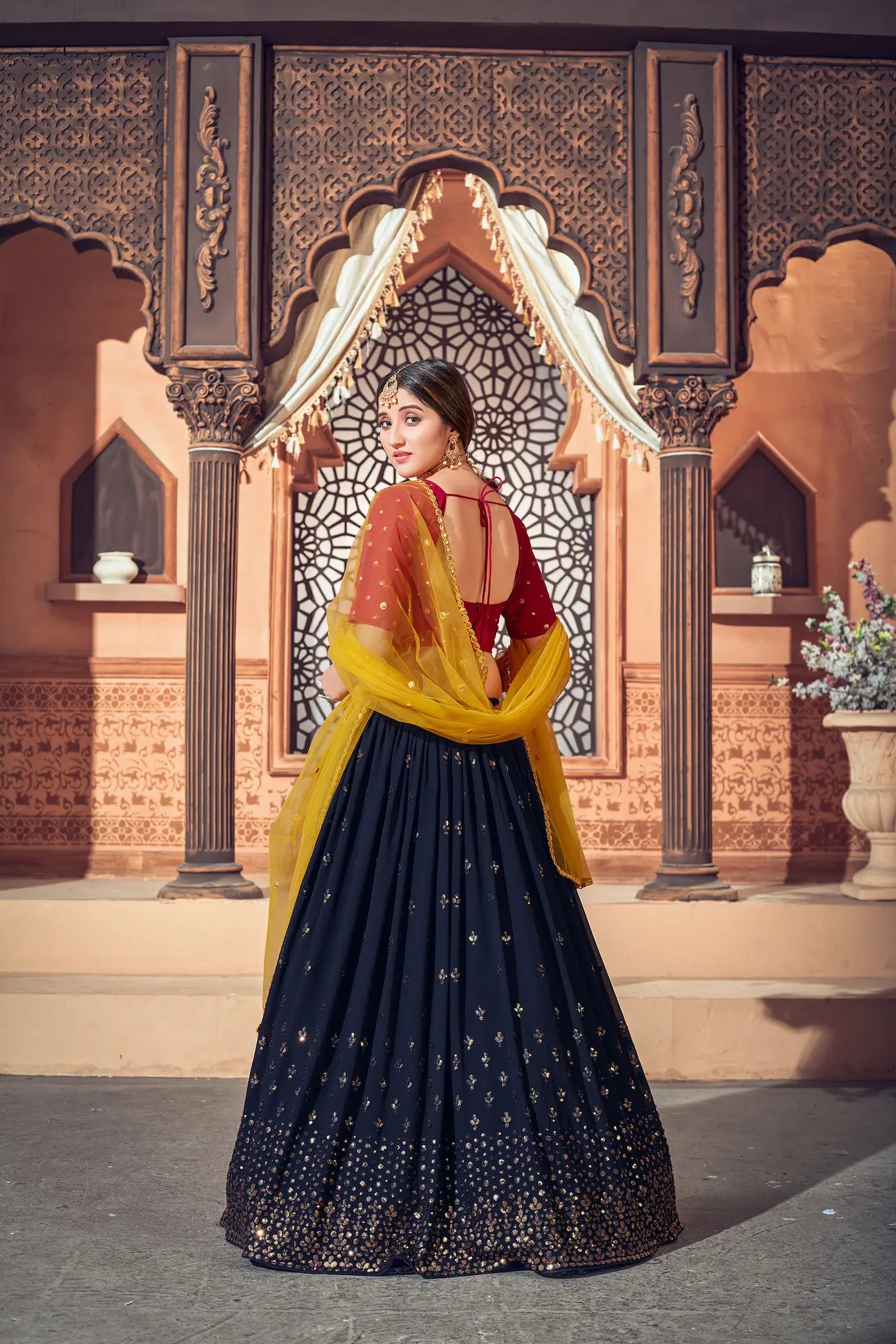 Lehenga Choli en Georgette Bleu Marine avec Broderie au Fil et Sequins