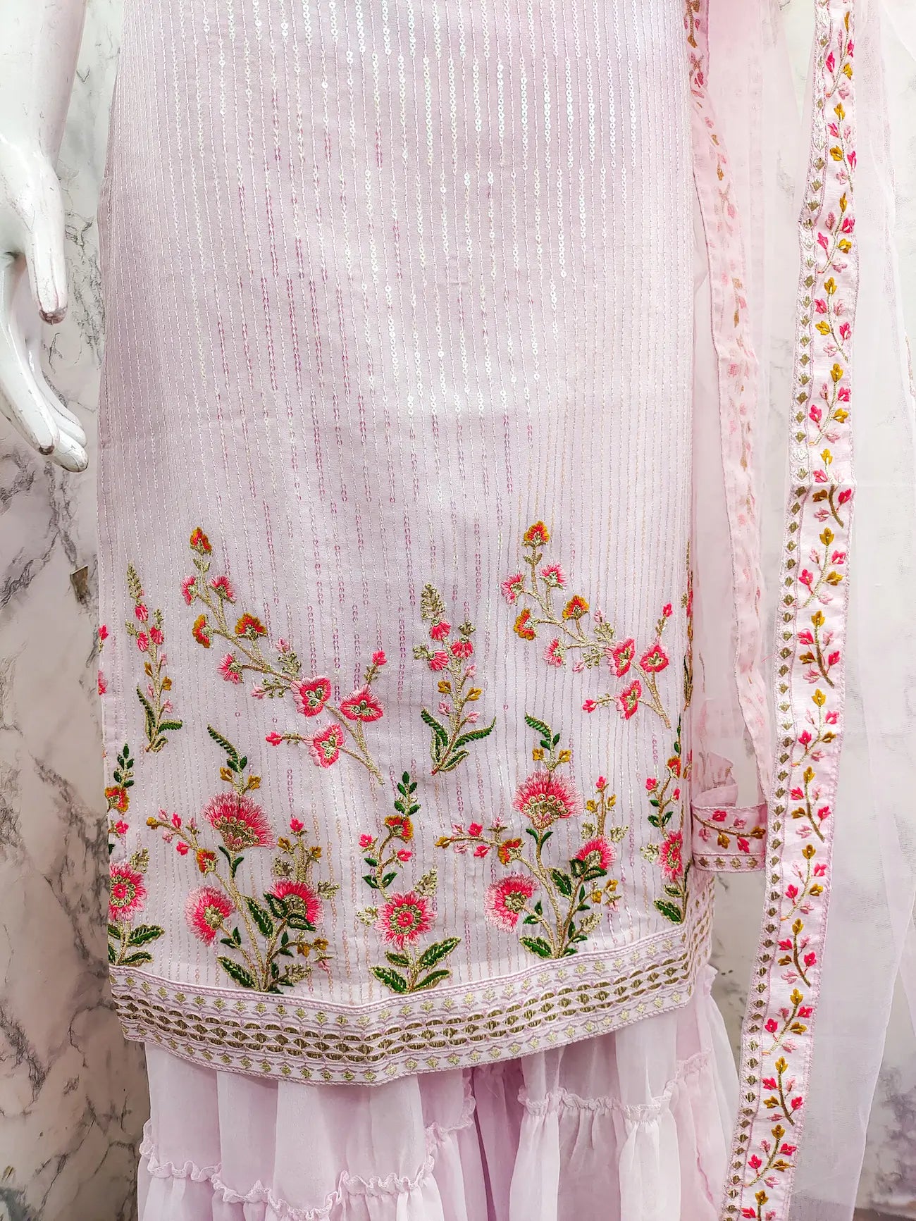 Ensemble salwar en georgette rose clair avec broderies à sequins – Tenue traditionnelle chic et féminine pour femme