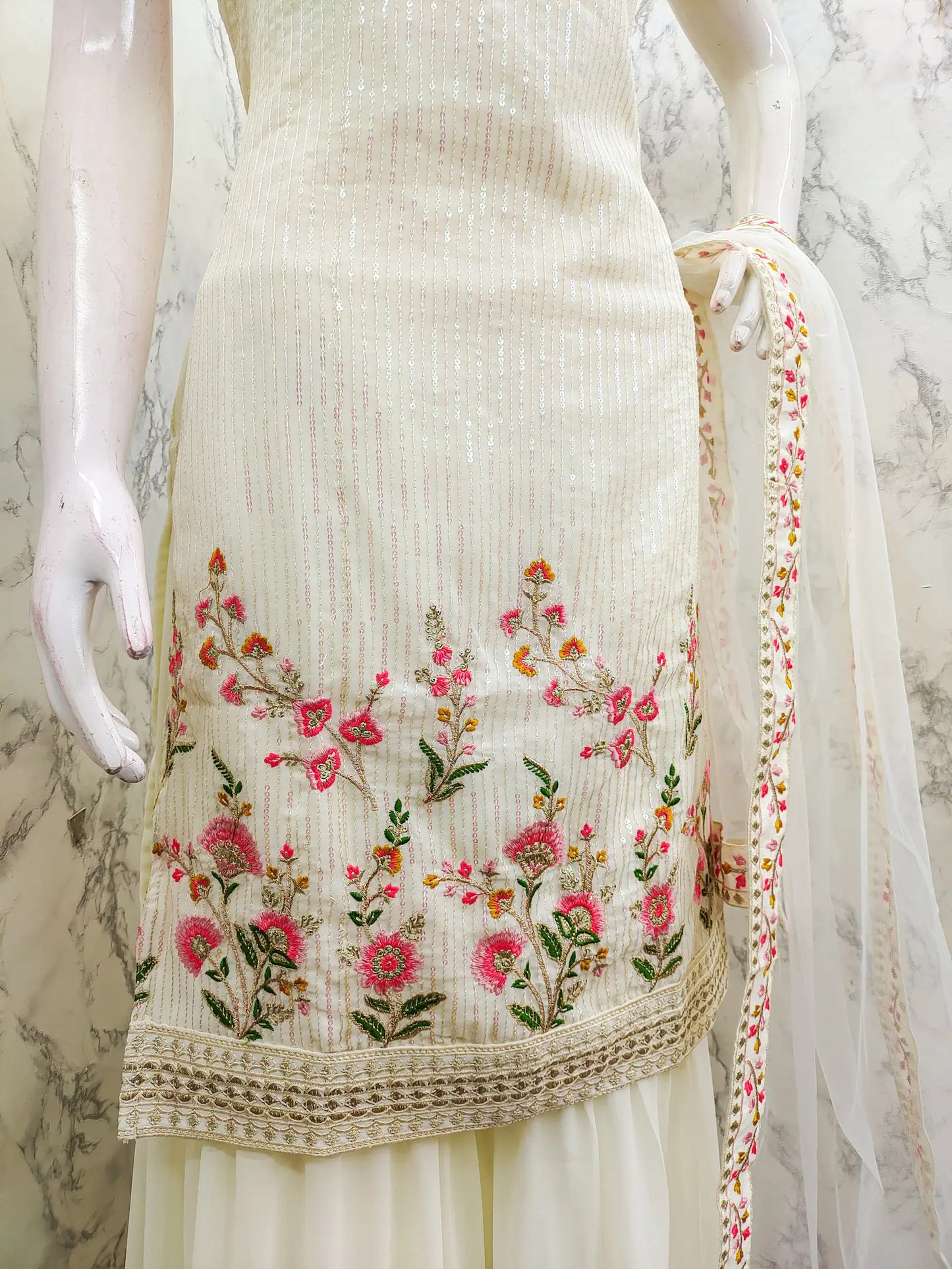 Ensemble salwar en georgette beige avec broderies à sequins – Élégance discrète et charme traditionnel pour femme