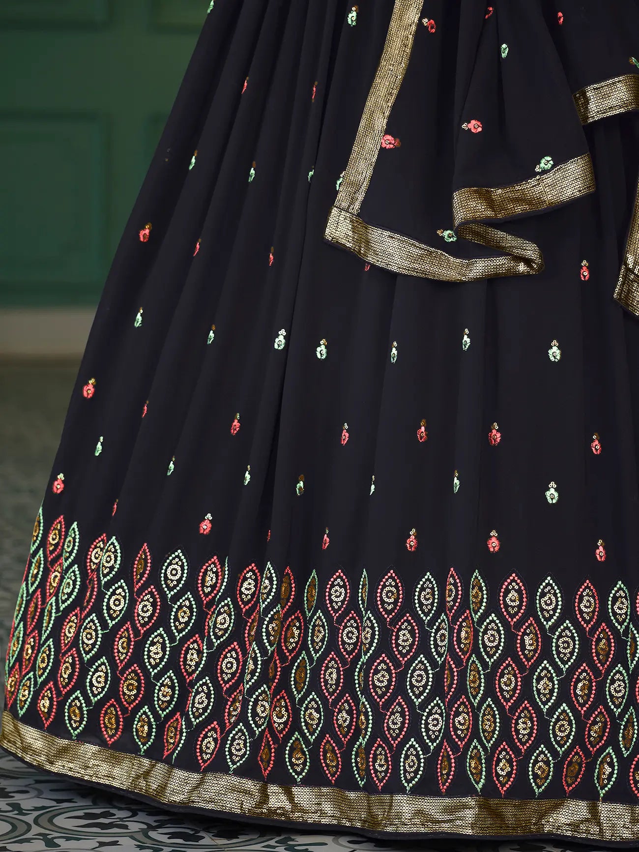 Ensemble Lehenga Choli bleu marine en Georgette avec broderie en sequins et fil