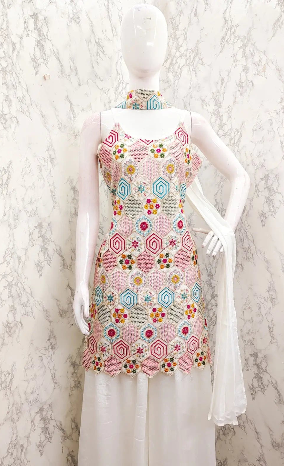 Ensemble Salwar Blanc en Chinon avec Broderie à Sequins