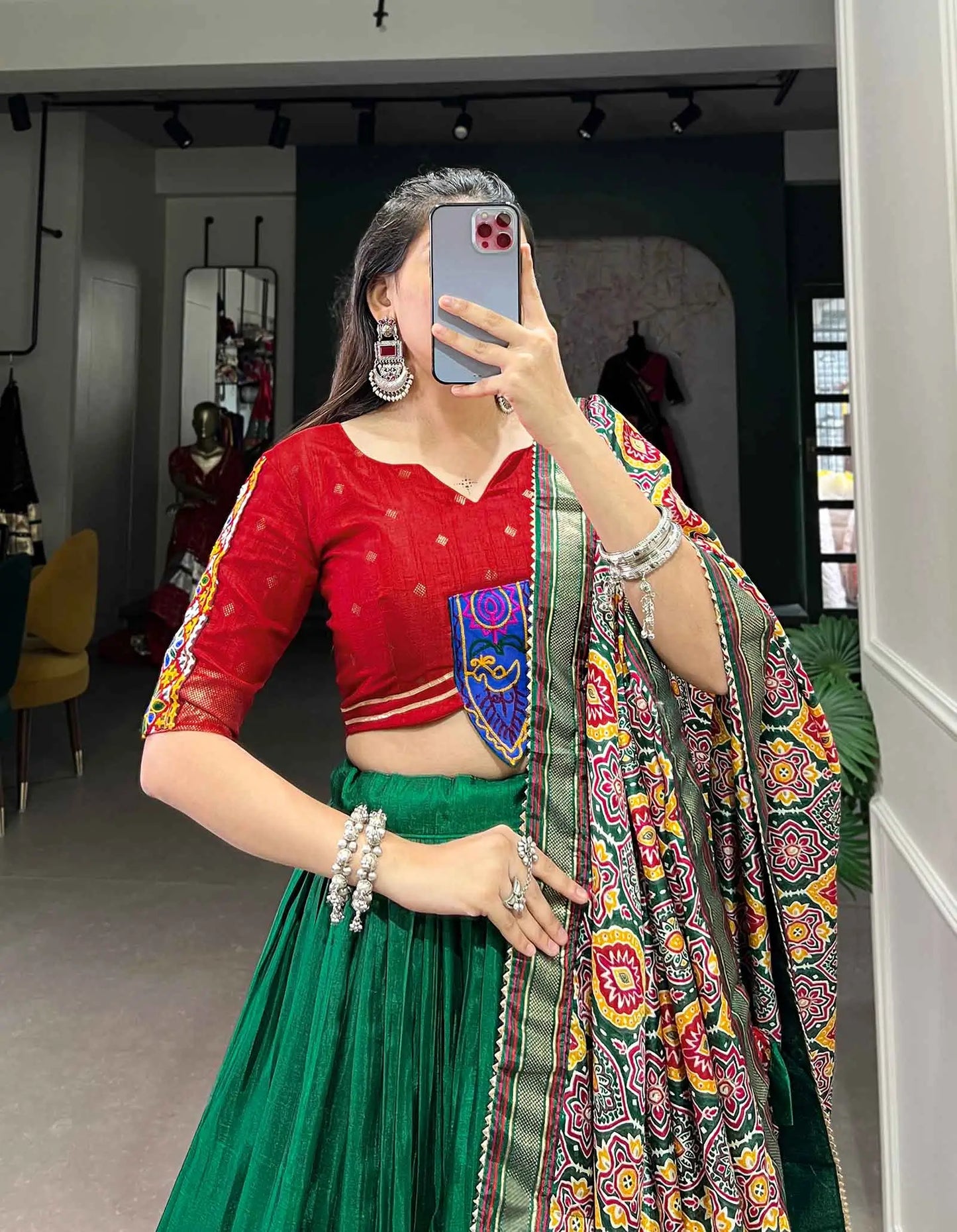 Lehenga choli de Navratri imprimé vert et rouge avec travail de miroirs et sur feuille métallique