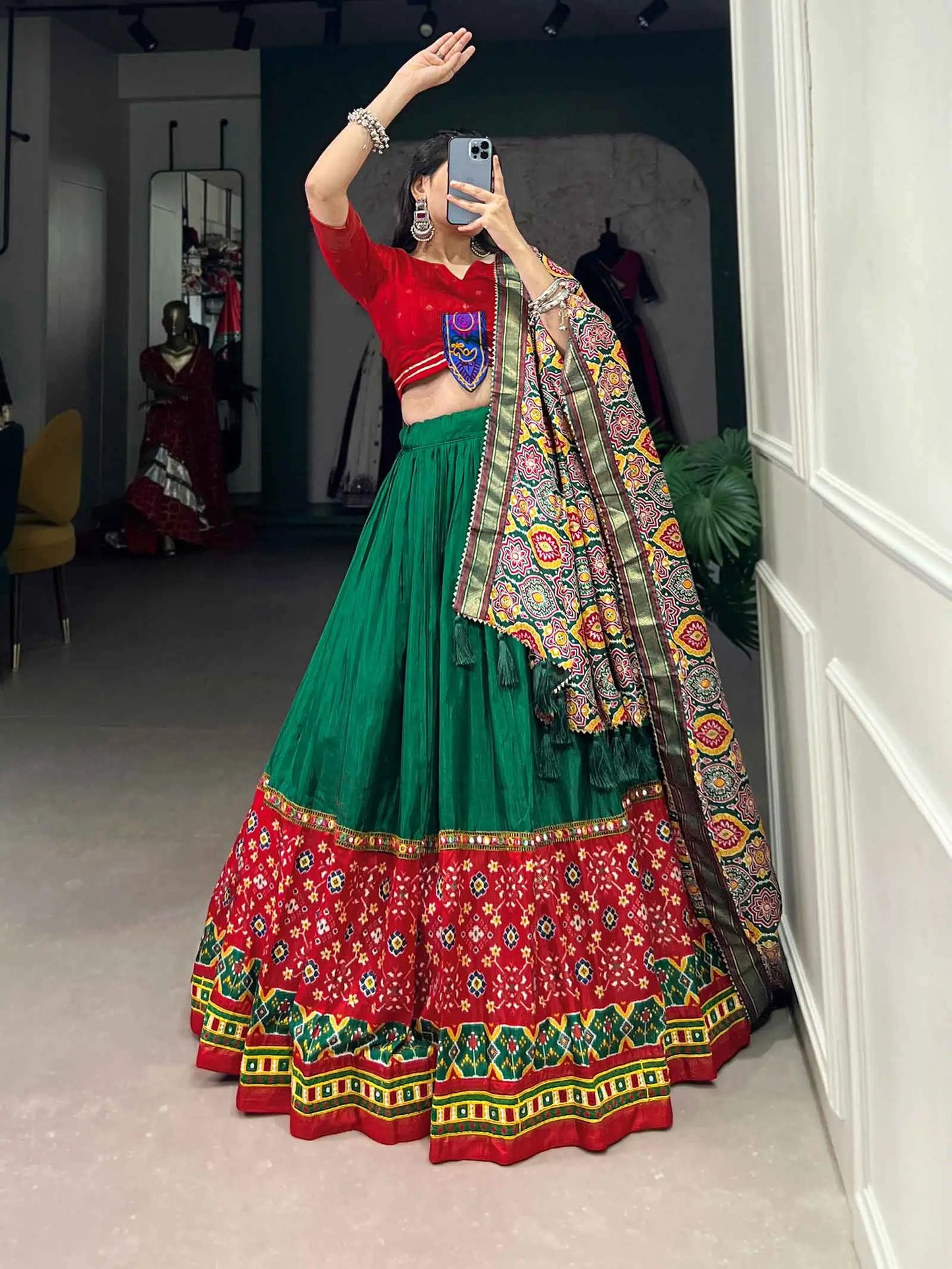 Lehenga choli de Navratri imprimé vert et rouge avec travail de miroirs et sur feuille métallique