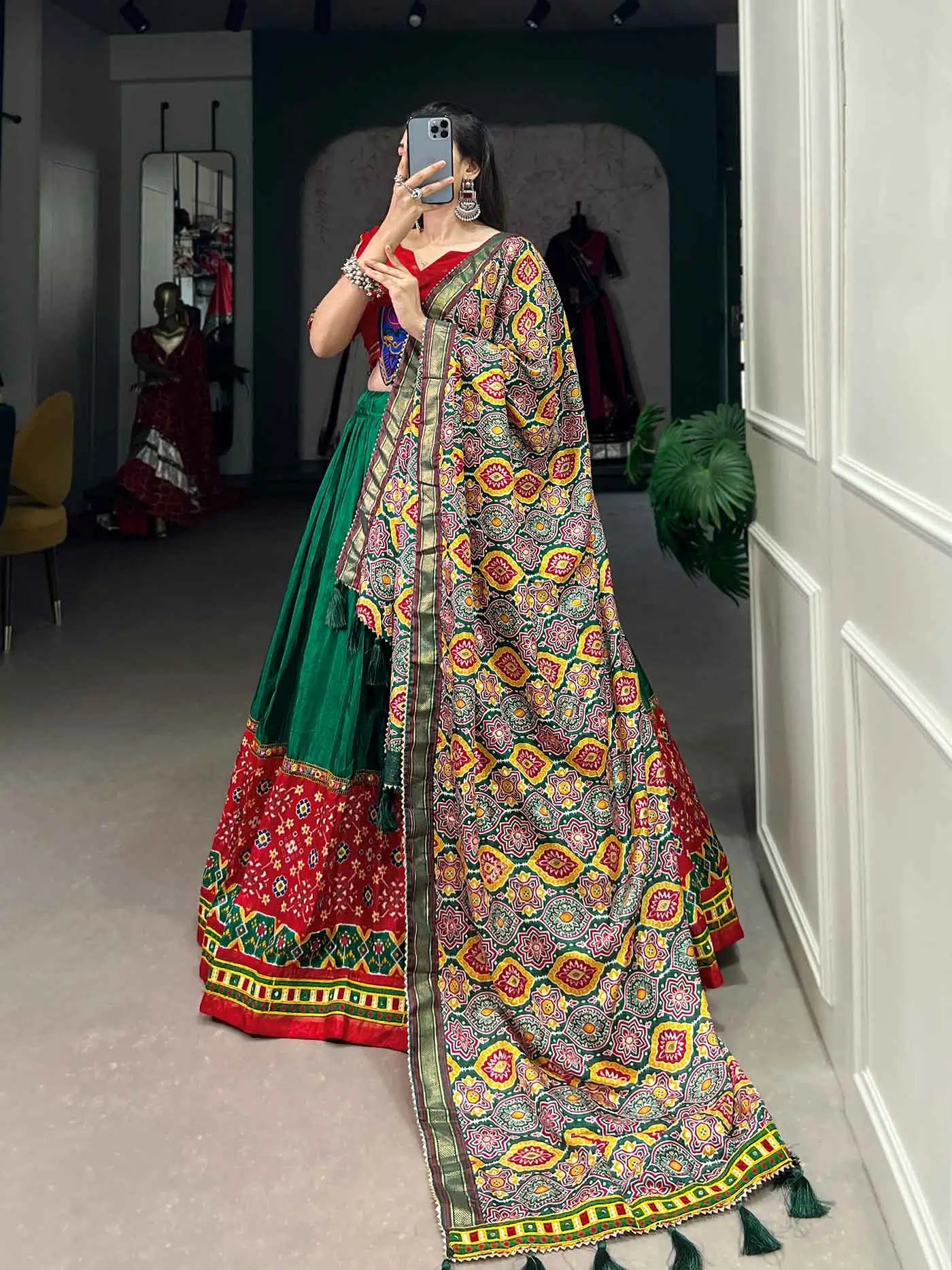 Lehenga choli de Navratri imprimé vert et rouge avec travail de miroirs et sur feuille métallique