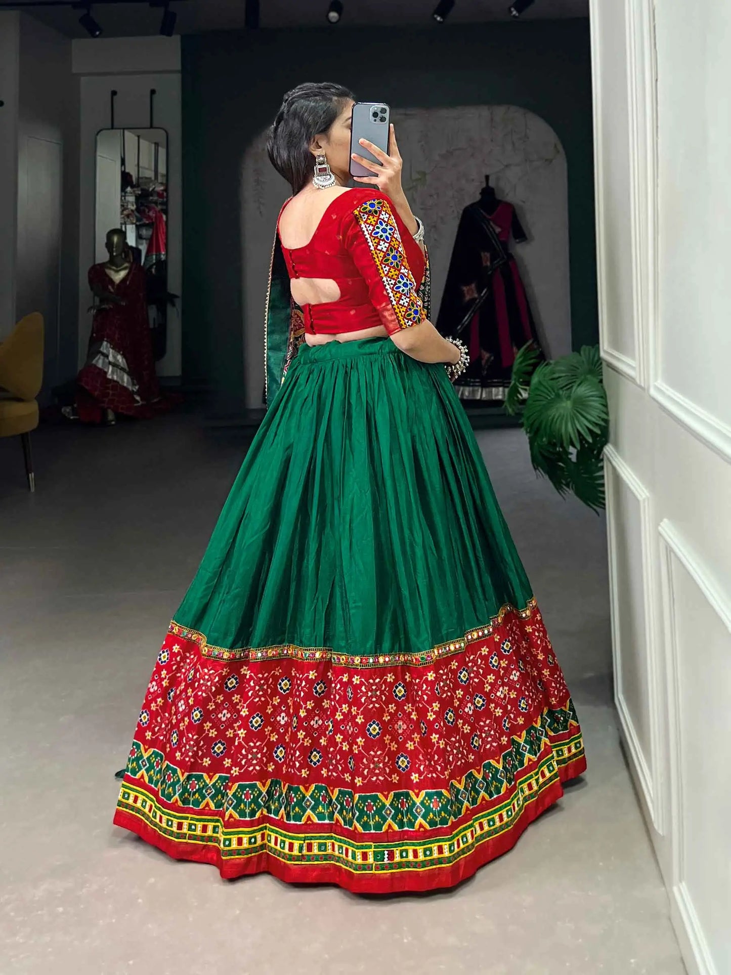 Lehenga choli de Navratri imprimé vert et rouge avec travail de miroirs et sur feuille métallique