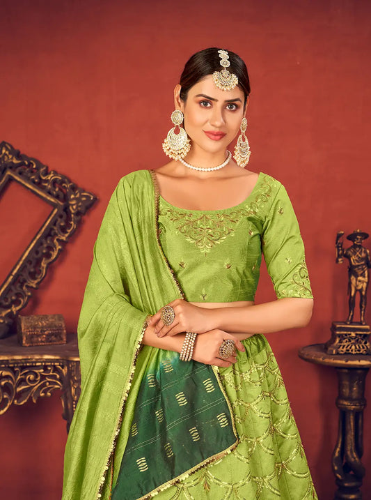 Lehenga Choli en Soie Art Vert Perroquet avec Broderie au Fil et Sequins