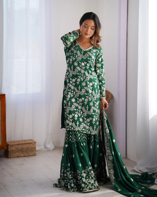 Ensemble Salwar Kameez vert foncé en soie chinon avec délicate broderie et sequins