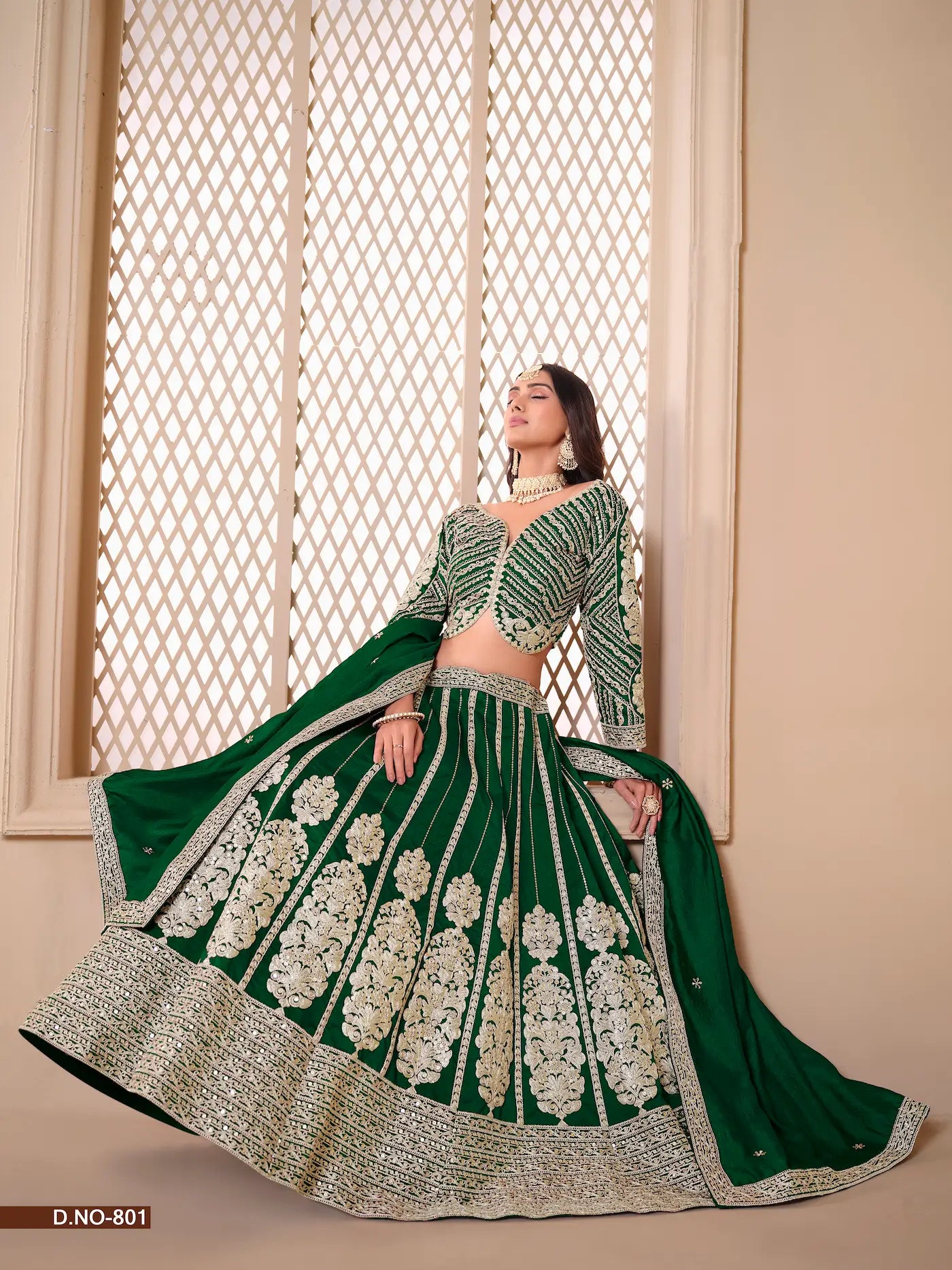 Grün schimmerndes Lehenga-Choli-Set aus Kunstseide mit zarter Fadenarbeit und schimmernder Paillettenstickerei