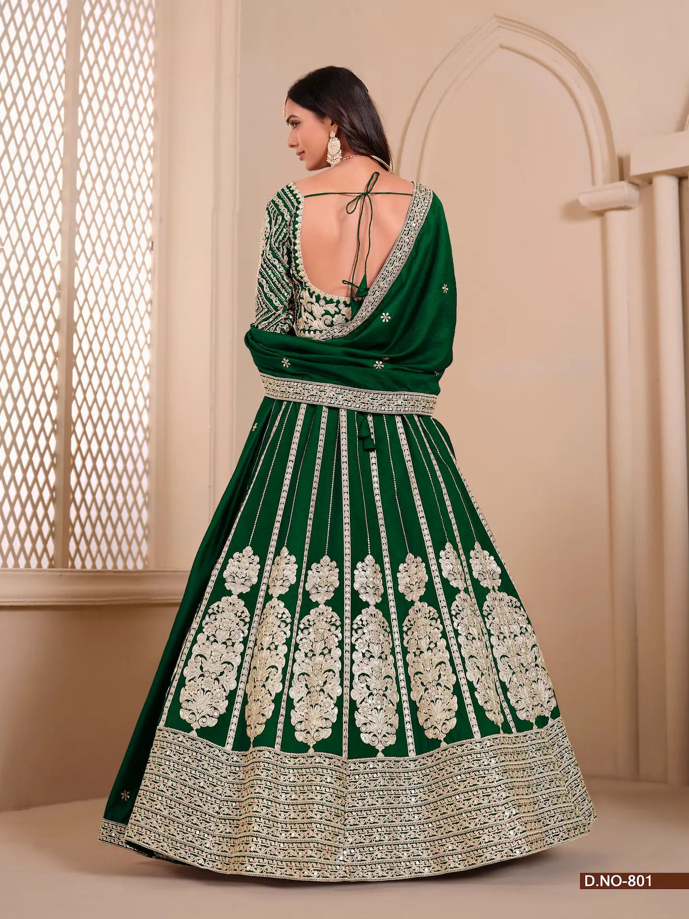Grün schimmerndes Lehenga-Choli-Set aus Kunstseide mit zarter Fadenarbeit und schimmernder Paillettenstickerei